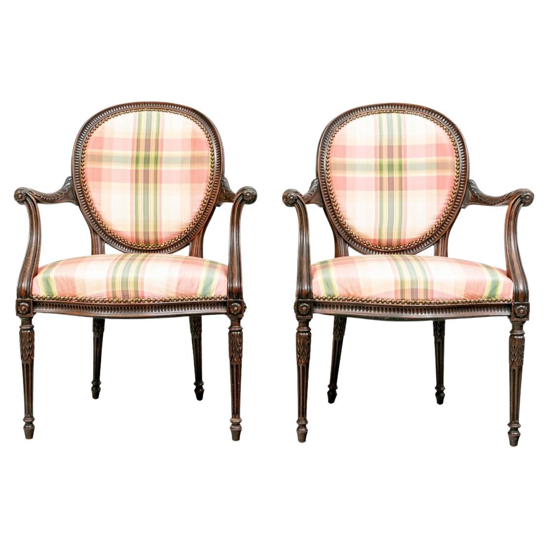 Très belle paire de fauteuils de style français traités sur mesure en vente
