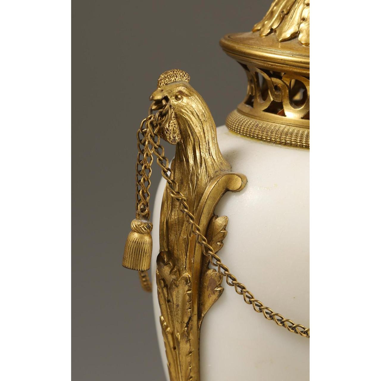 Sehr schönes Paar Urnen aus vergoldeter Bronze und weißem Marmor, Frankreich, frühes 19.
   