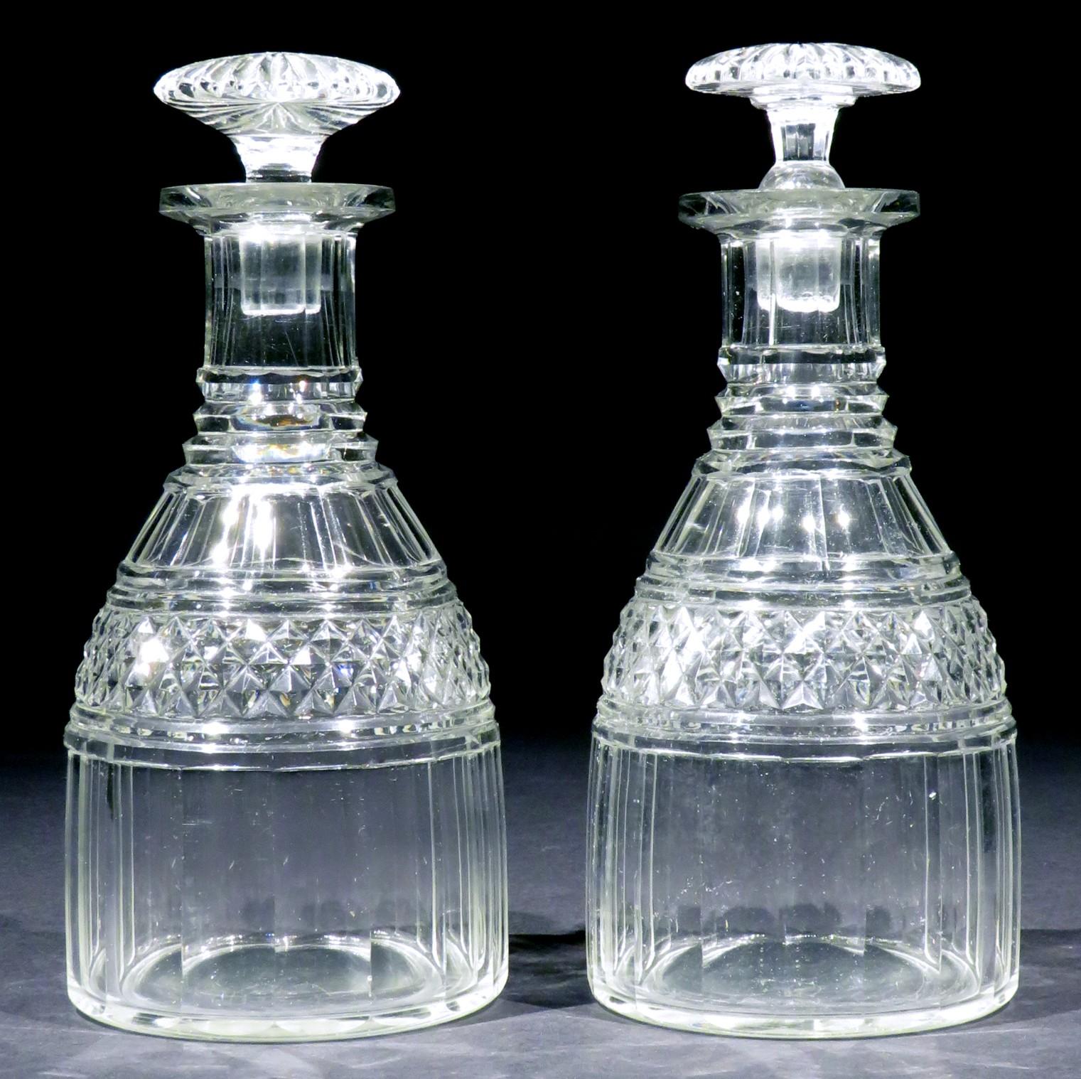 Ein sehr hübsches Paar Dekanter aus geschliffenem Glas in Form eines Schlägels aus der Regency-Zeit. 
Beide zeigen Basen, die mit Basalrillen und diamantgeschnittenen Bändern verziert sind, die sich zu spitz zulaufenden Hälsen verjüngen, die mit