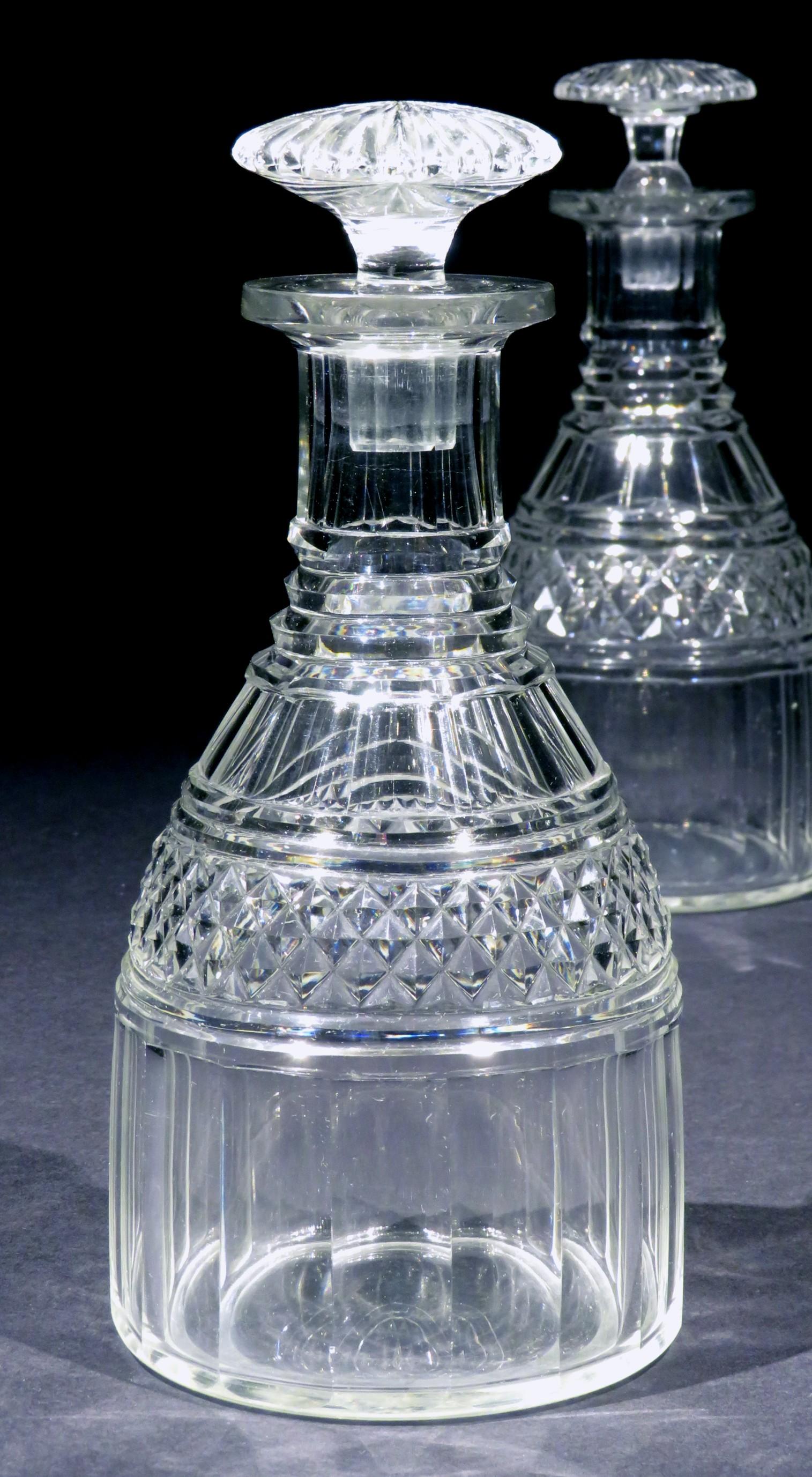 Ein sehr schönes Paar Karaffen aus geschliffenem Glas aus der Regency-Periode, England um 1820 (Graviert) im Angebot