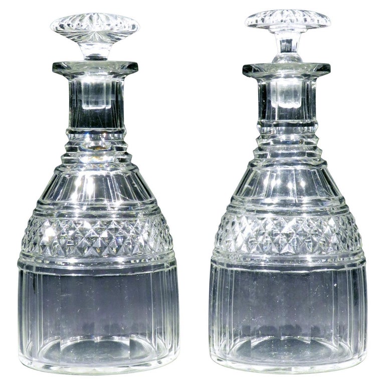Ein sehr schönes Paar geschliffener Glaskaraffen aus der Regency-Zeit, England um 1820 im Angebot bei 1stDibs Deutschland