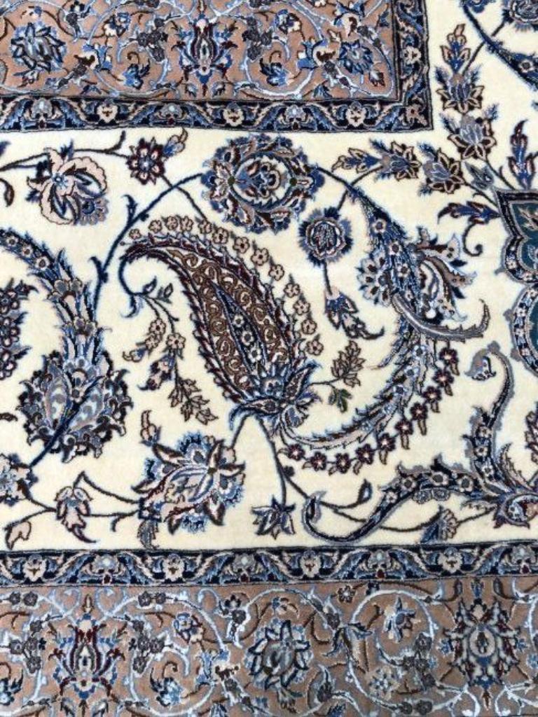 Très beau tapis persan Naeen en soie et laine de taille Palace - 16.7' 26.5'. en vente 3