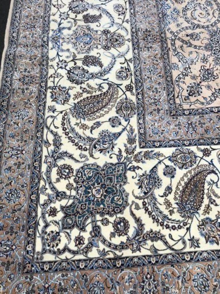 Très beau tapis persan Naeen en soie et laine de taille Palace - 16.7' 26.5'. en vente 6