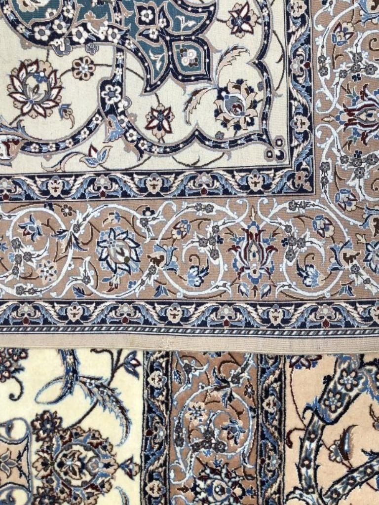 Très beau tapis persan Naeen en soie et laine de taille Palace - 16.7' 26.5'. en vente 7