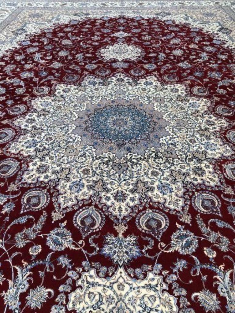Noué à la main Très beau tapis persan Naeen en soie et laine de taille Palace - 16.7' 26.5'. en vente