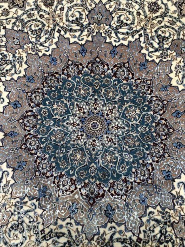 Laine Très beau tapis persan Naeen en soie et laine de taille Palace - 16.7' 26.5'. en vente