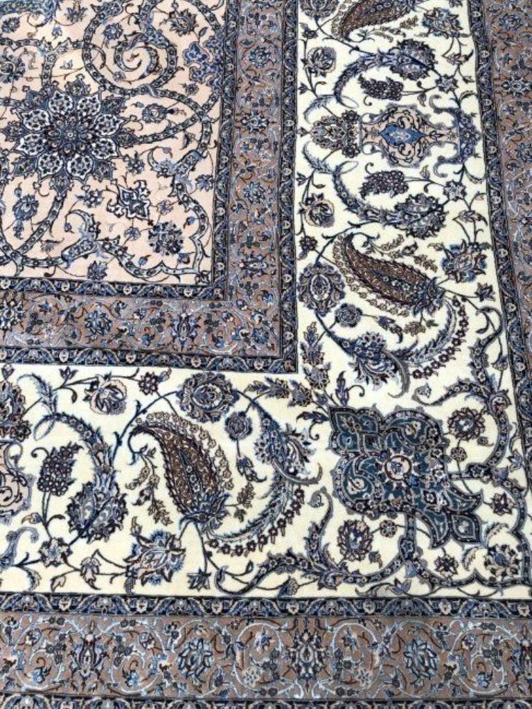 Très beau tapis persan Naeen en soie et laine de taille Palace - 16.7' 26.5'. en vente 2