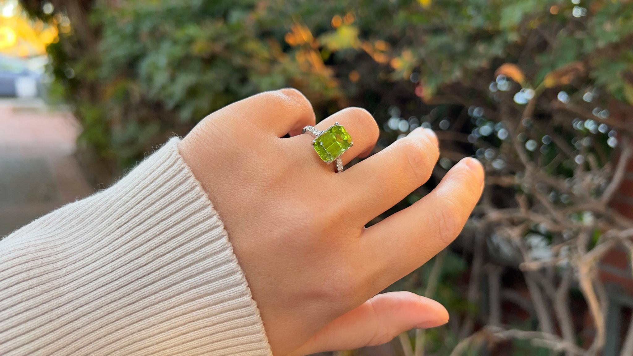 Sehr feiner Peridot-Ring mit Diamanten 6,40 Karat 18K Weißgold im Zustand „Hervorragend“ im Angebot in Carlsbad, CA