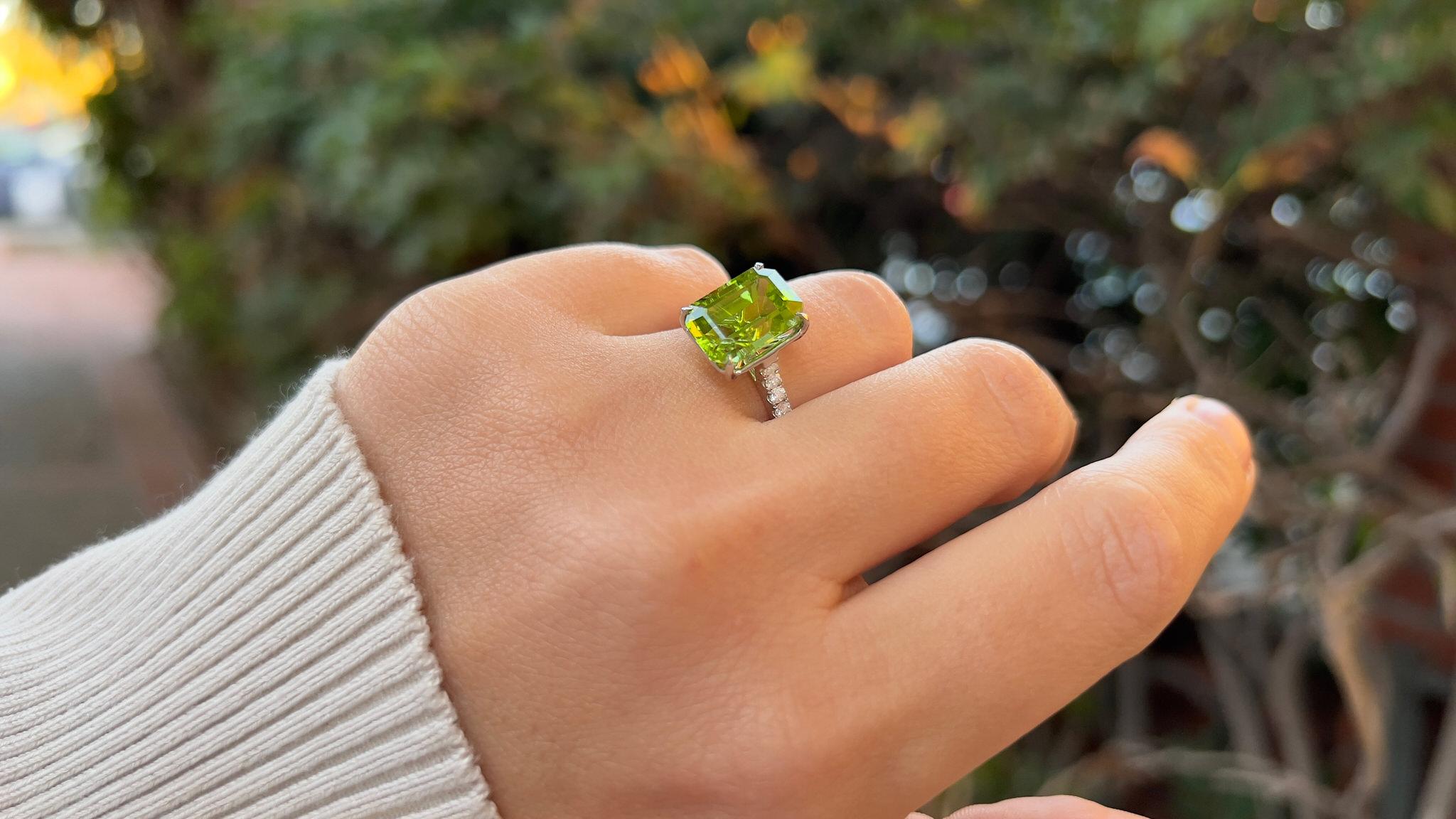 Women's Very Fine Peridot Ring With Diamonds 6.40 Carats 18K White Gold For Sale