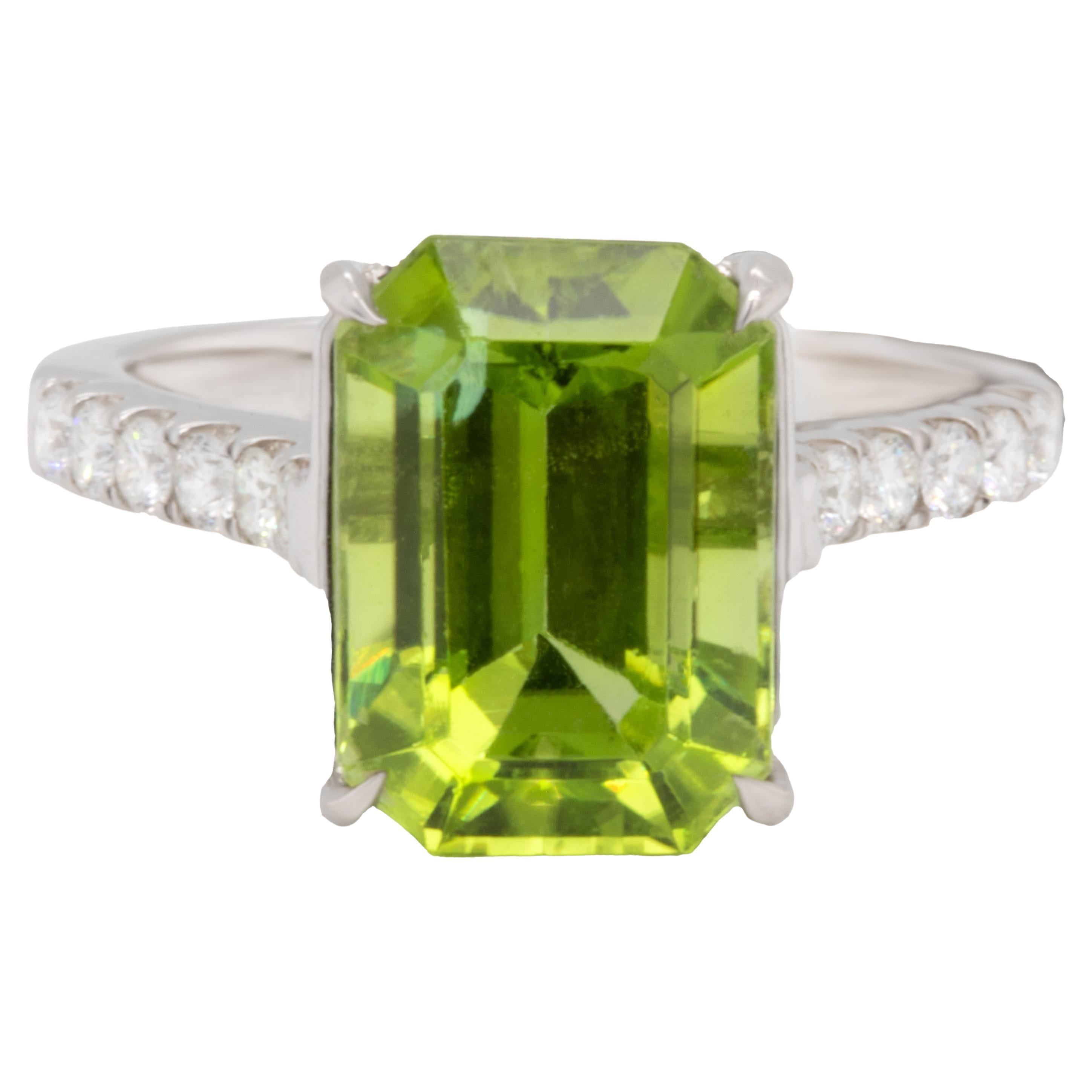 Very Fine Peridot Ring With Diamonds 6.40 Carats 18K White Gold For Sale