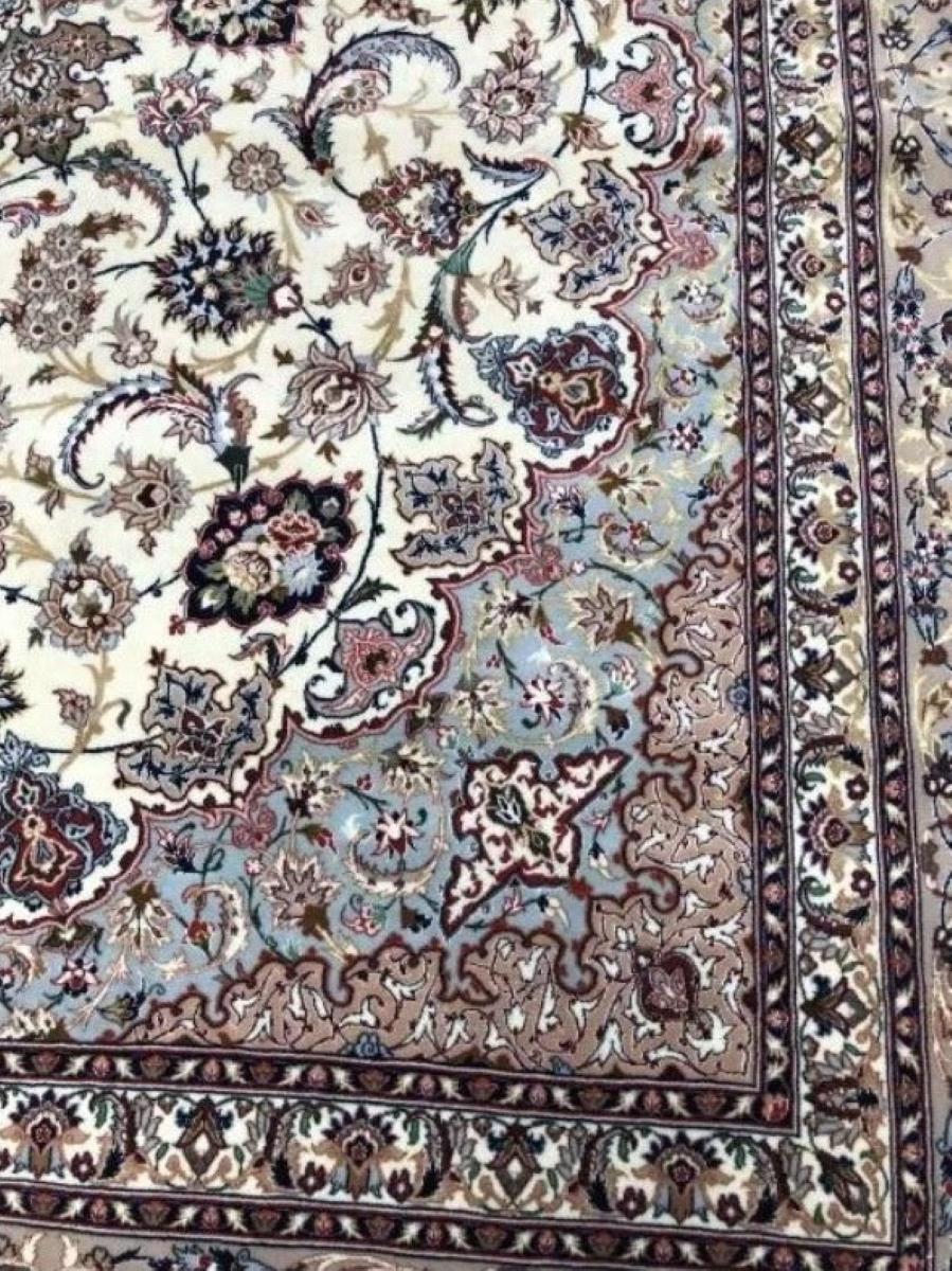 Very fine Persian Isfahan Rug 10' x 13' In Excellent Condition For Sale In Newmanstown, PA