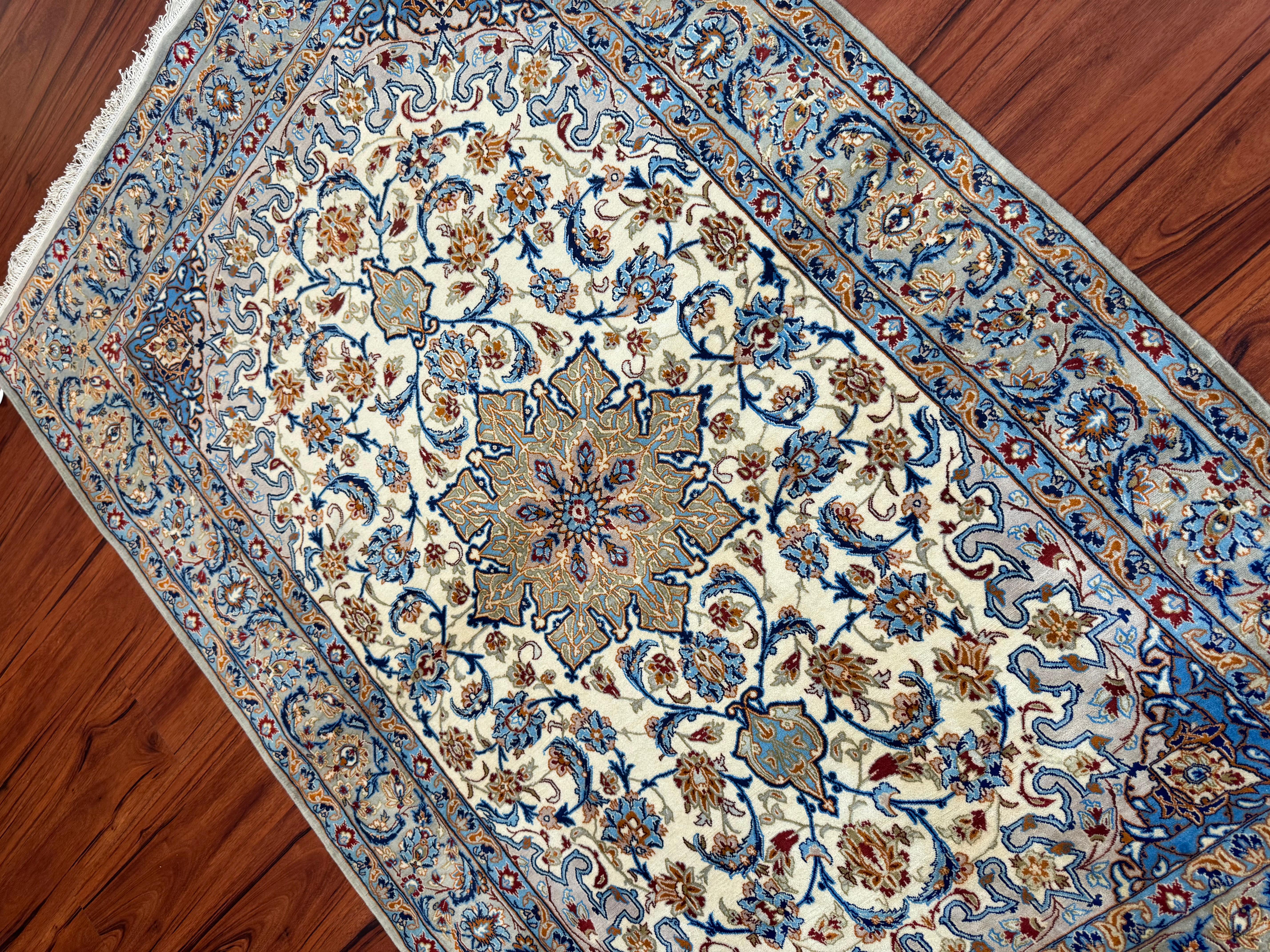 Un superbe tapis persan Isfahan originaire d'Iran au milieu du 20e siècle. Ce tapis est en excellent état et est fait de soie et de laine ! Il est doté d'un superbe design assorti aux magnifiques couleurs du tapis, ce qui rend ce dernier vraiment