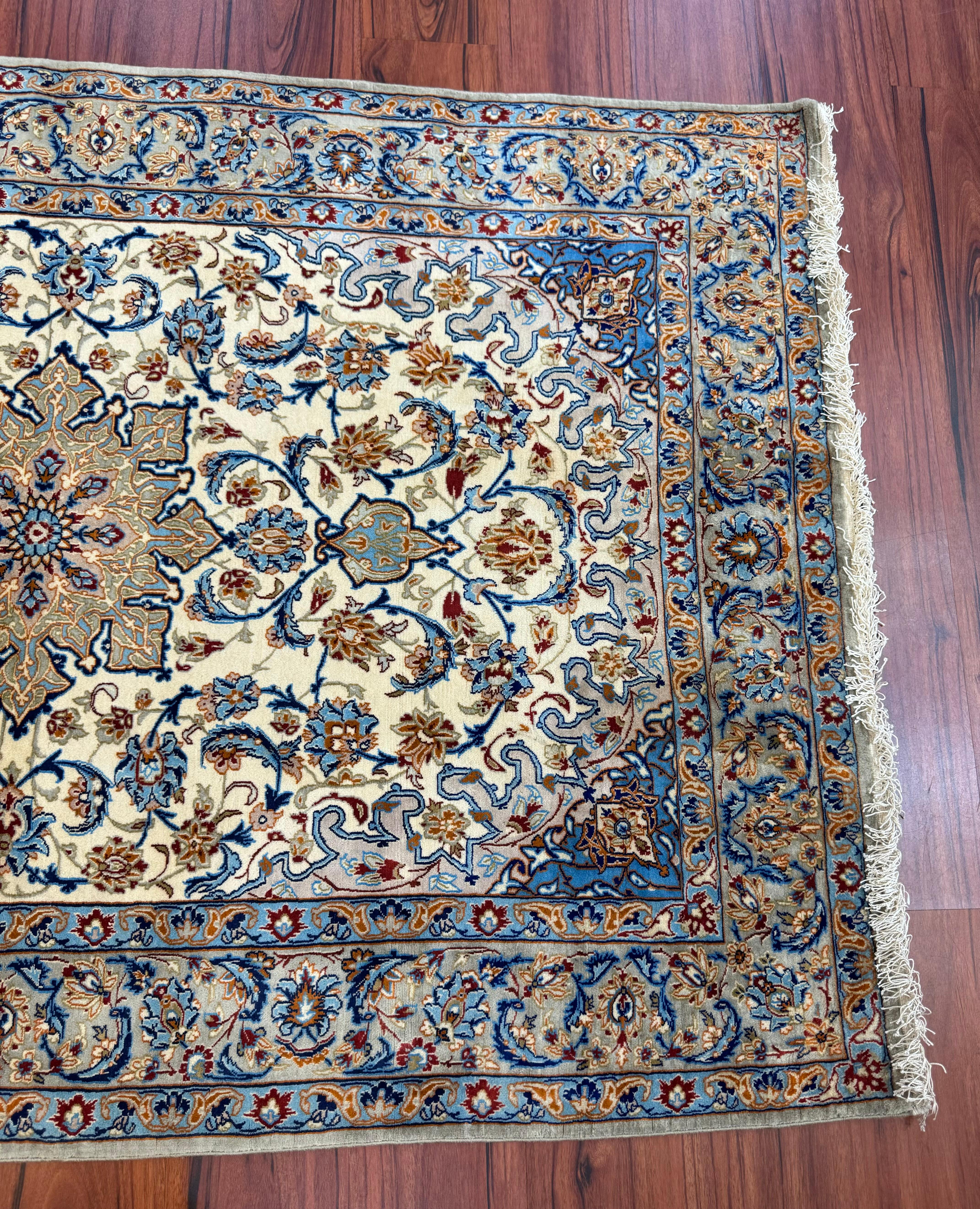 Very Fine Persian Isfahan Rug  In Excellent Condition For Sale In Gainesville, VA