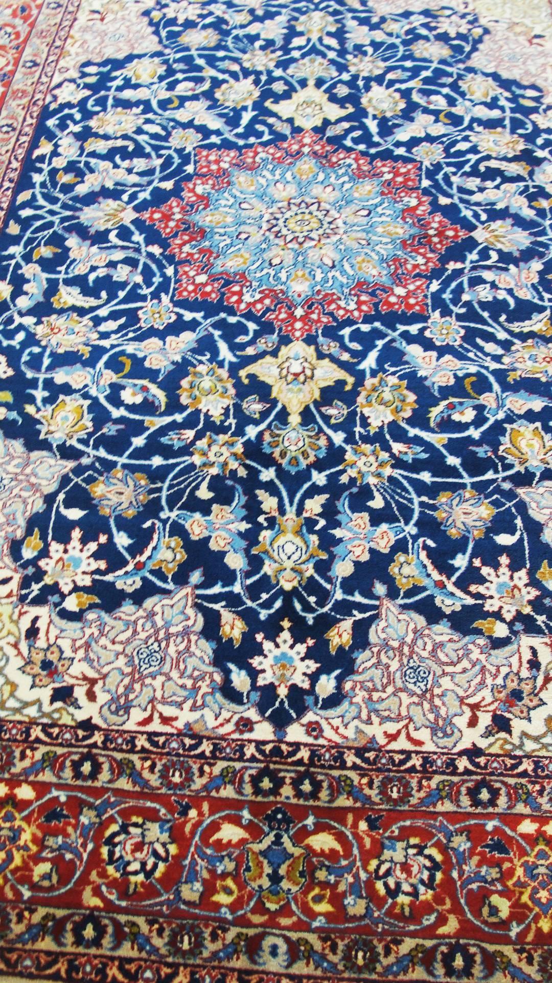 Antique Persian Isfahan Rug, Very Fine In Excellent Condition For Sale In Evanston, IL