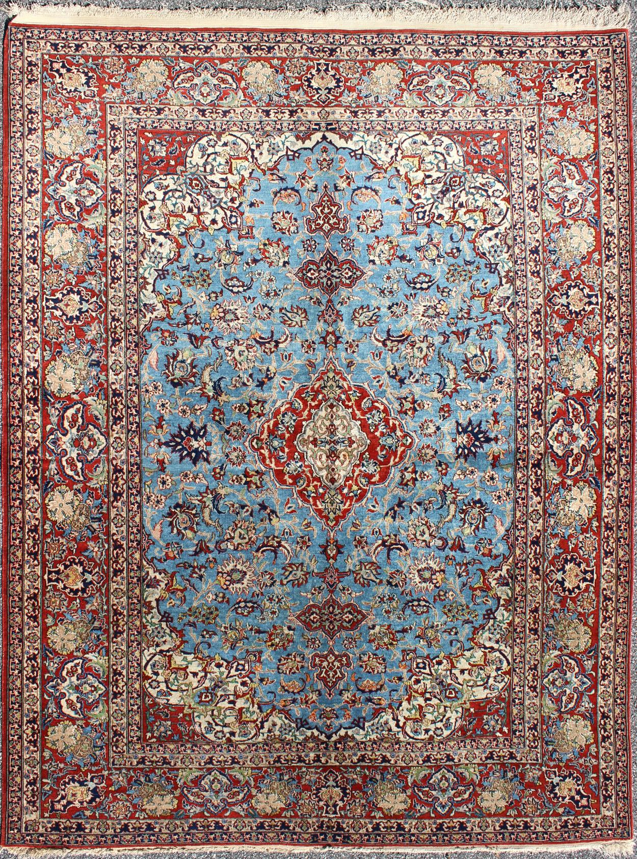 Annodato a mano Tappeto persiano Isfahan molto fine con intricati motivi floreali in blu e rosso persiano in vendita