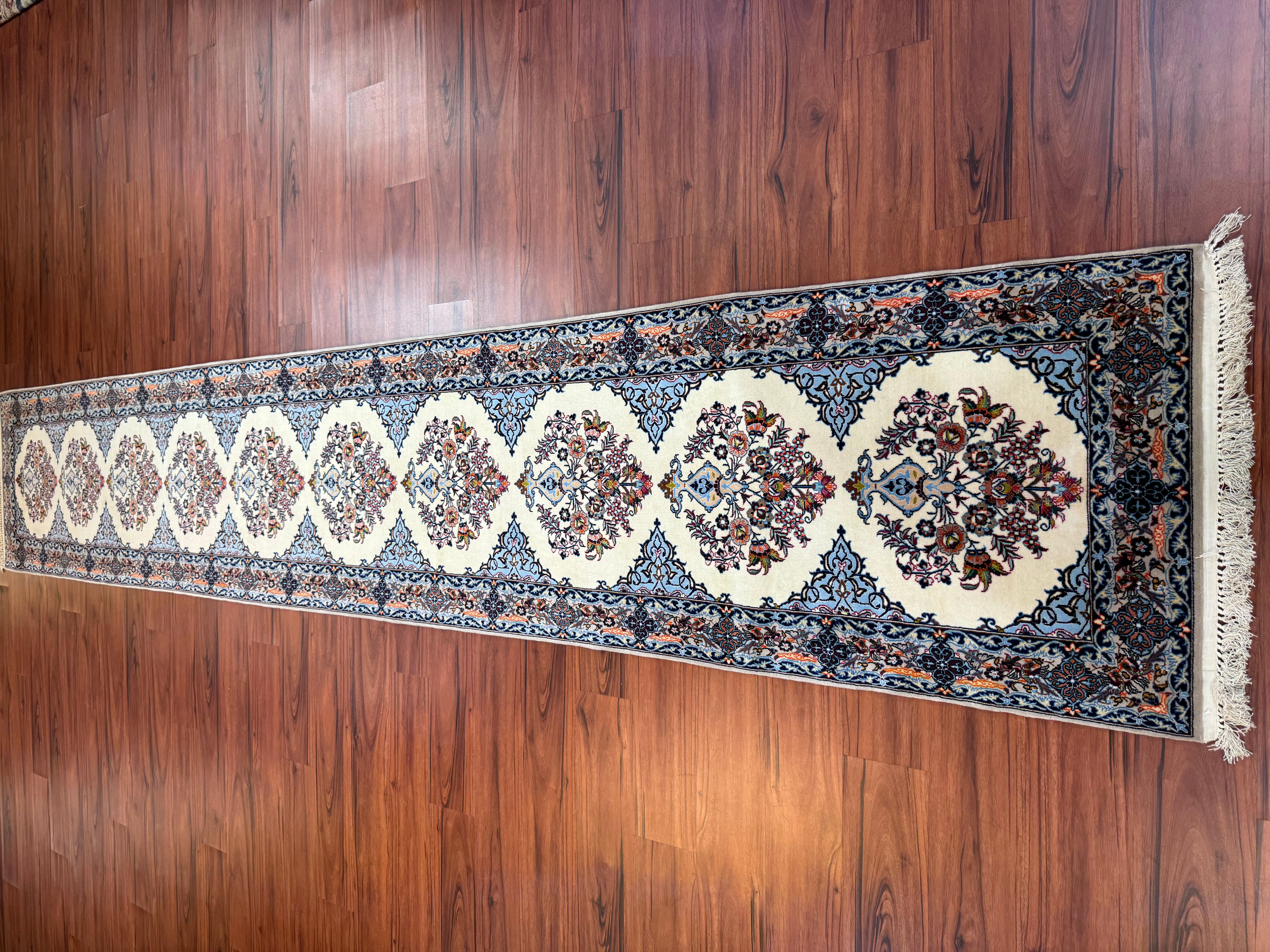 Très beau tapis de couloir persan Isfahan Excellent état - En vente à Gainesville, VA