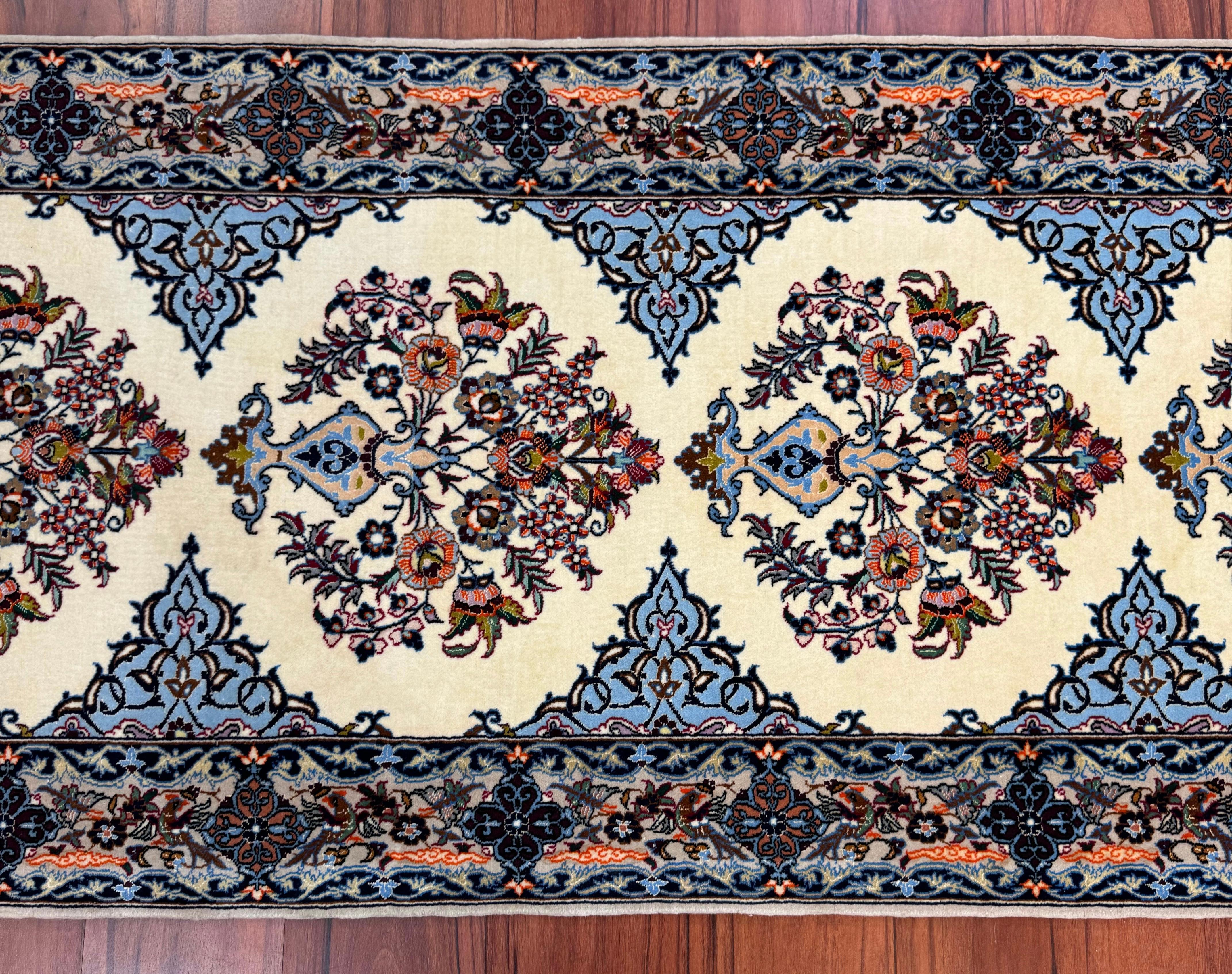 Très beau tapis de couloir persan Isfahan en vente 11