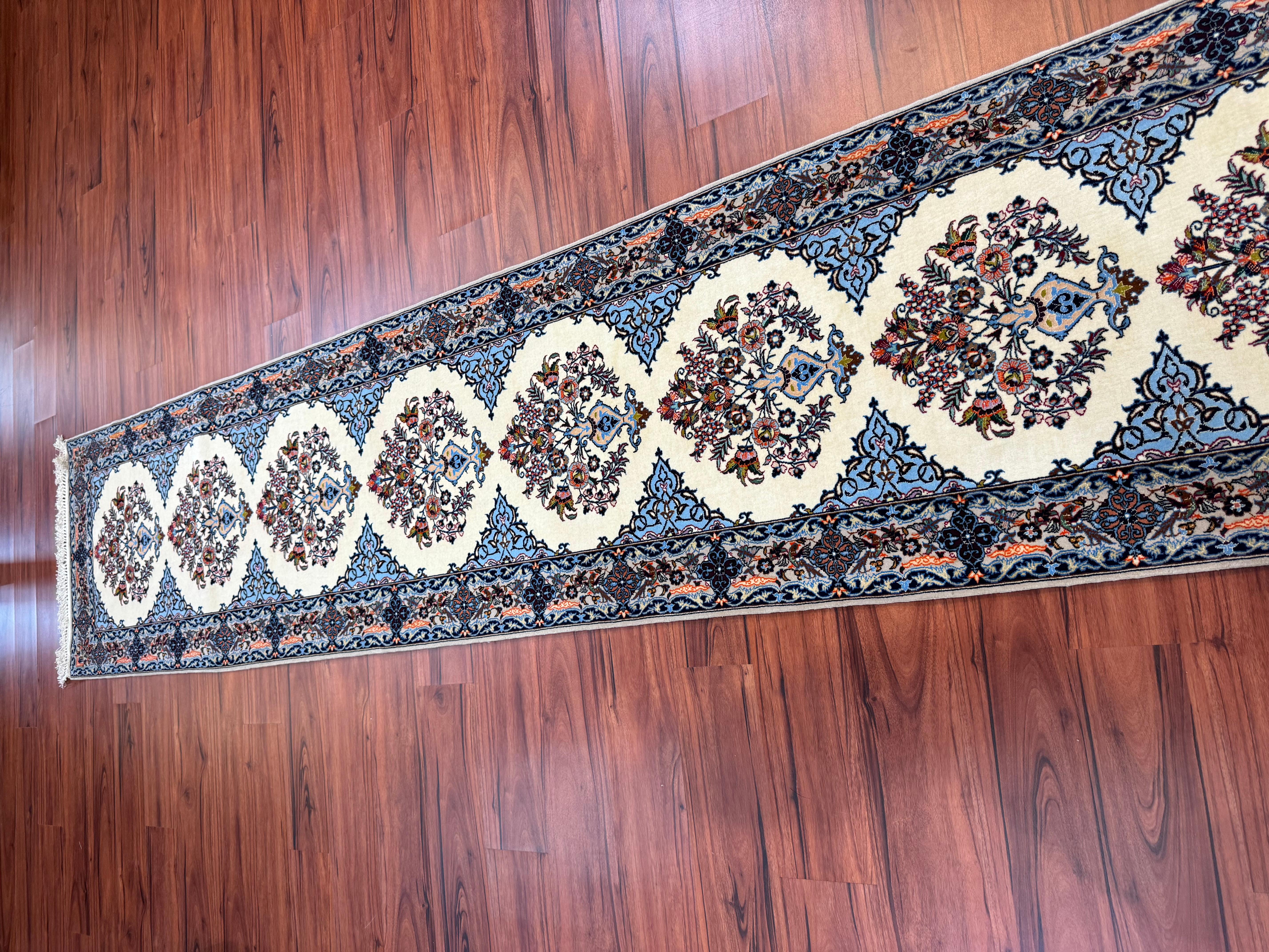 Un superbe tapis de course persan Isfahan, originaire d'Iran à la fin du 20e siècle. Ce tapis est en excellent état et présente de magnifiques couleurs bleues sur l'ensemble du tapis. N'hésitez pas à m'envoyer un message concernant cette annonce ou