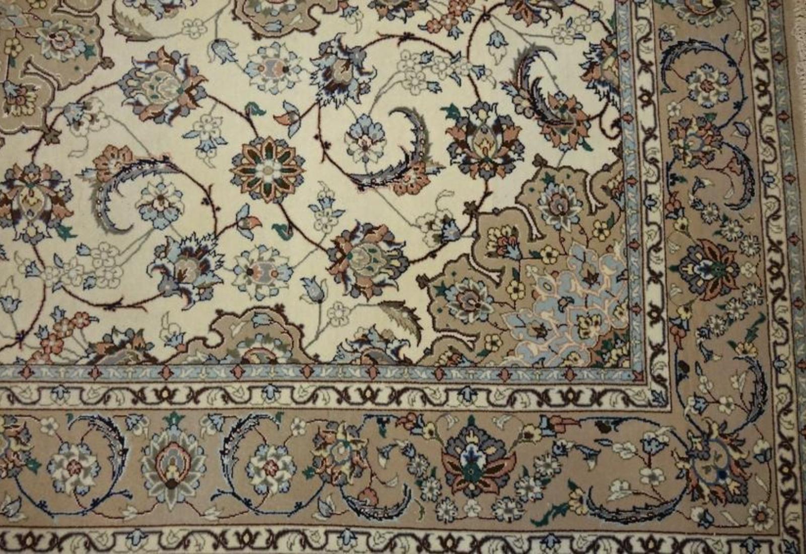 Very fine Persian Isfahan Silk & Wool - 5' 8' In Good Condition For Sale In Newmanstown, PA