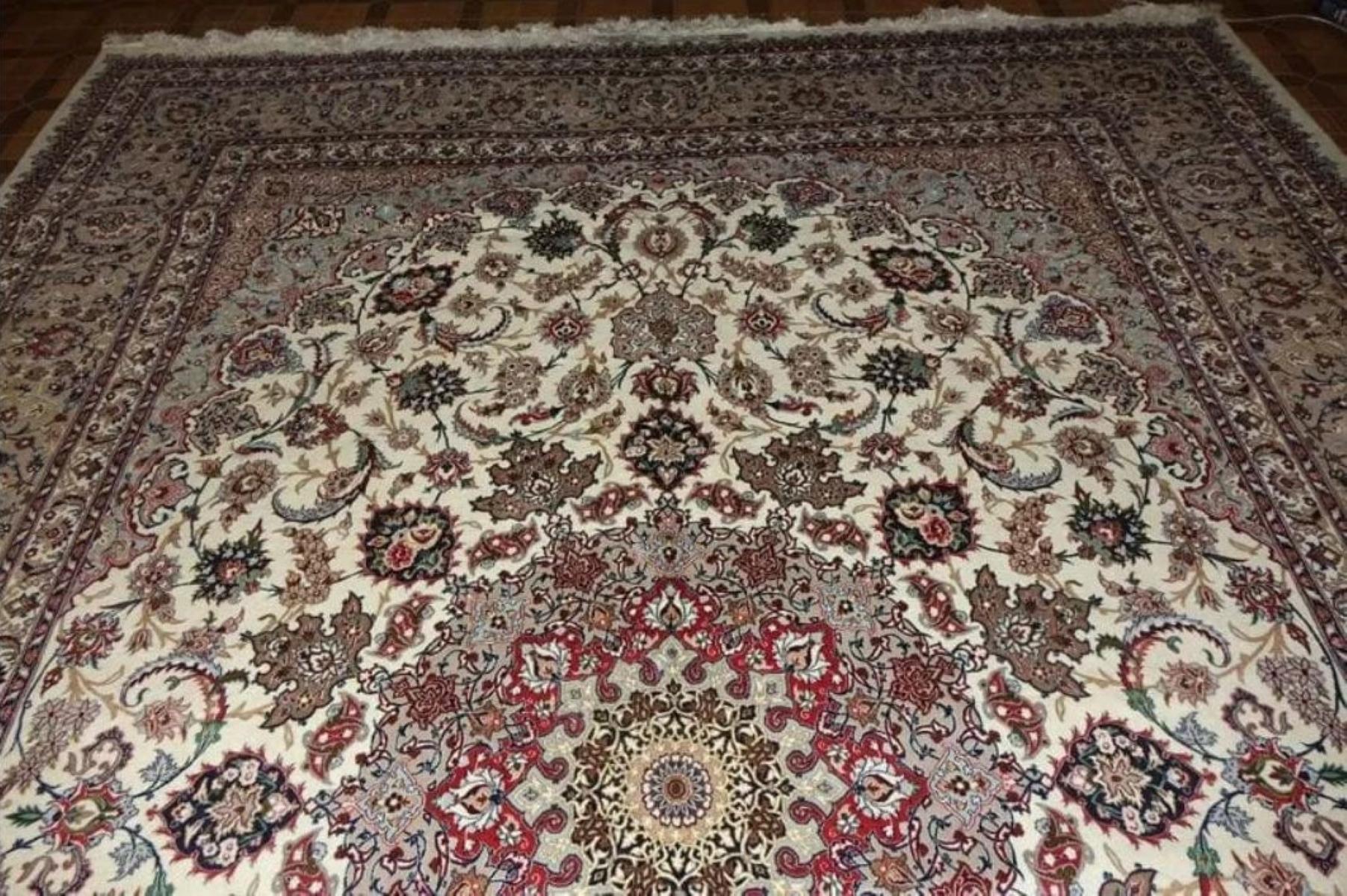 Très beau tapis persan Isfahan 600 noeuds par pouce, Taille 10 x 13 Iran Isfahan Mohsenfatehi  Laine et soie avec fondation en soie. Environ 11 000 000 de nœuds noués à la main, un par un. Il faut 7 ans pour réaliser cette œuvre d'art.