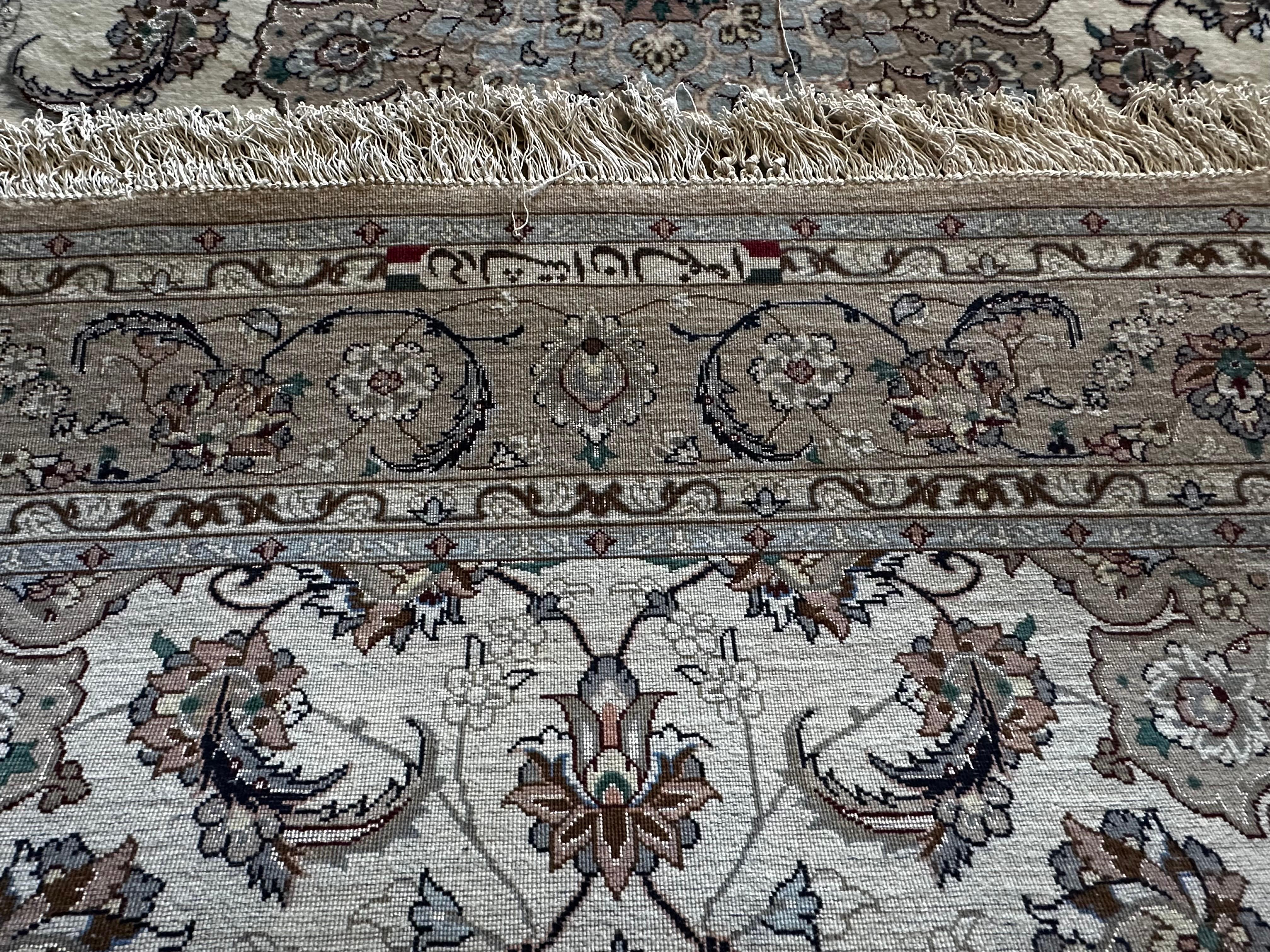 Tappeto persiano Isfahan in seta e lana - 5' x 8' in vendita 3
