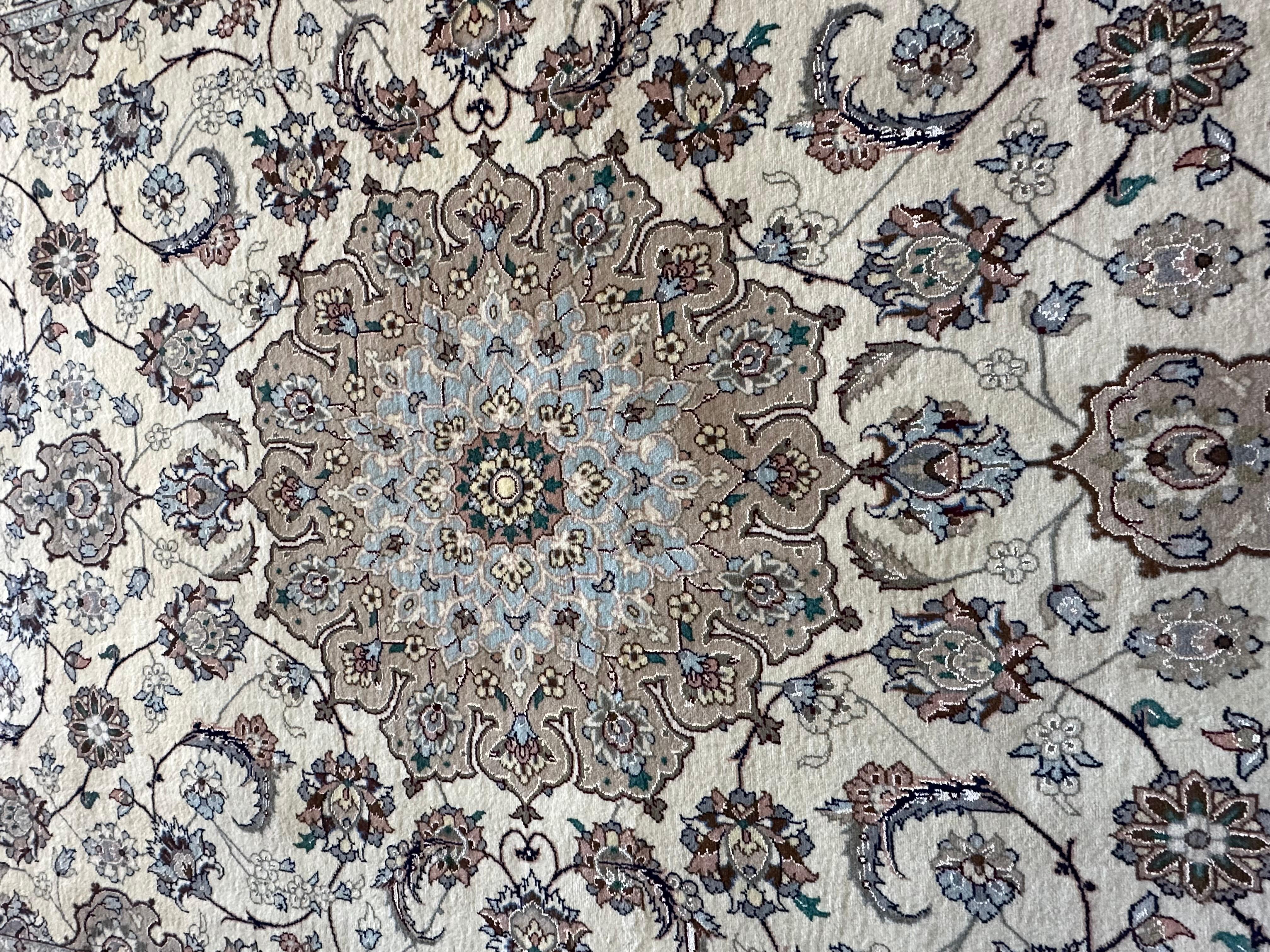 Tappeto persiano Isfahan in seta e lana - 5' x 8' in vendita 1