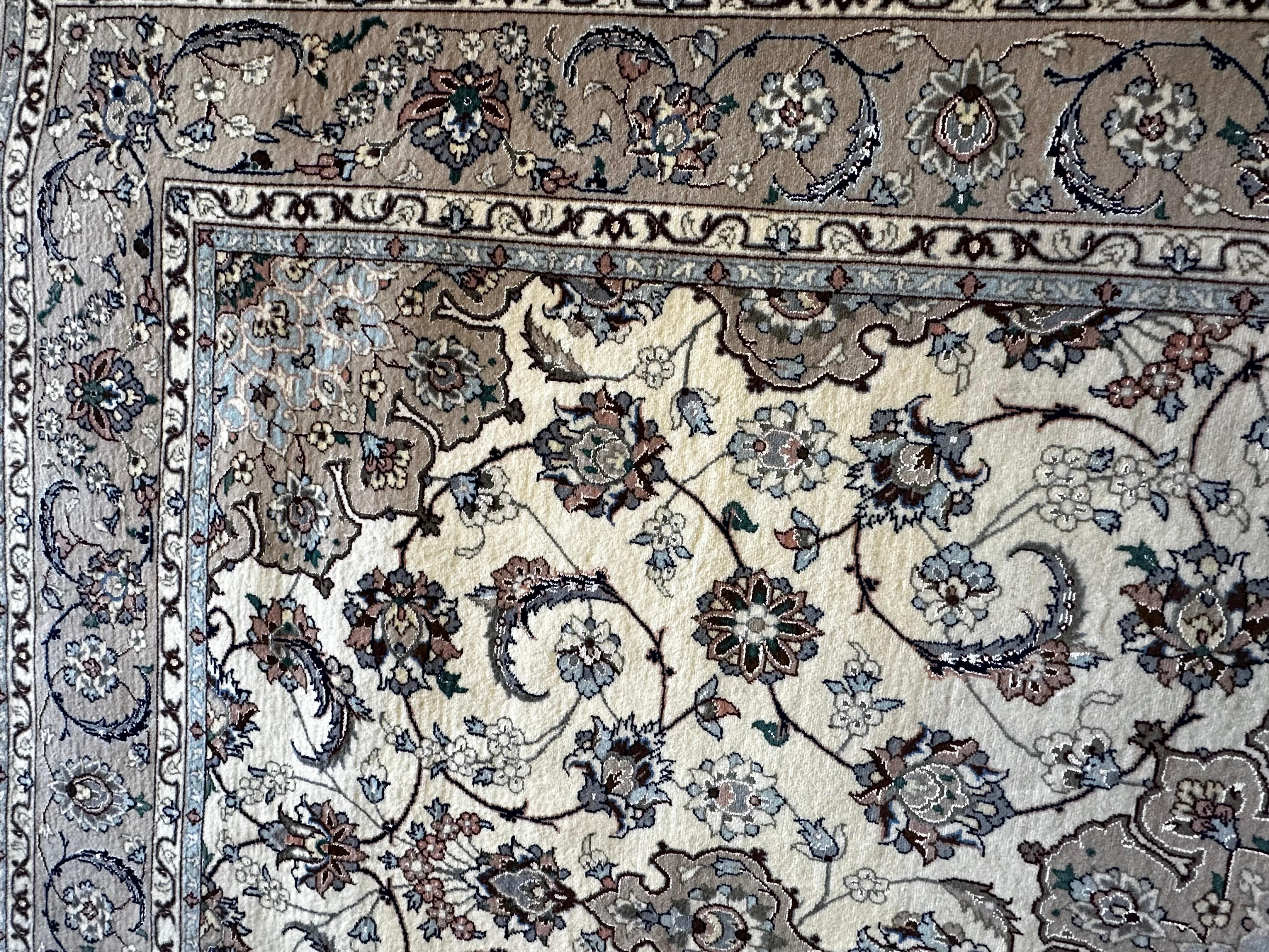 Tappeto persiano Isfahan in seta e lana - 5' x 8' in vendita 2