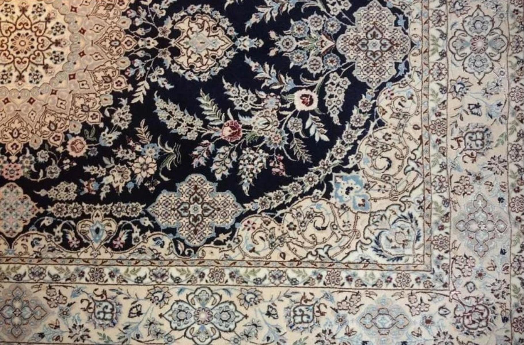 Très beau tapis persan Nain 500 noeuds par pouce, Taille 5.2 x 8  Laine et soie. Environ 2 800 000 nœuds noués à la main, un par un. Il faut deux ans pour réaliser cette œuvre d'art.