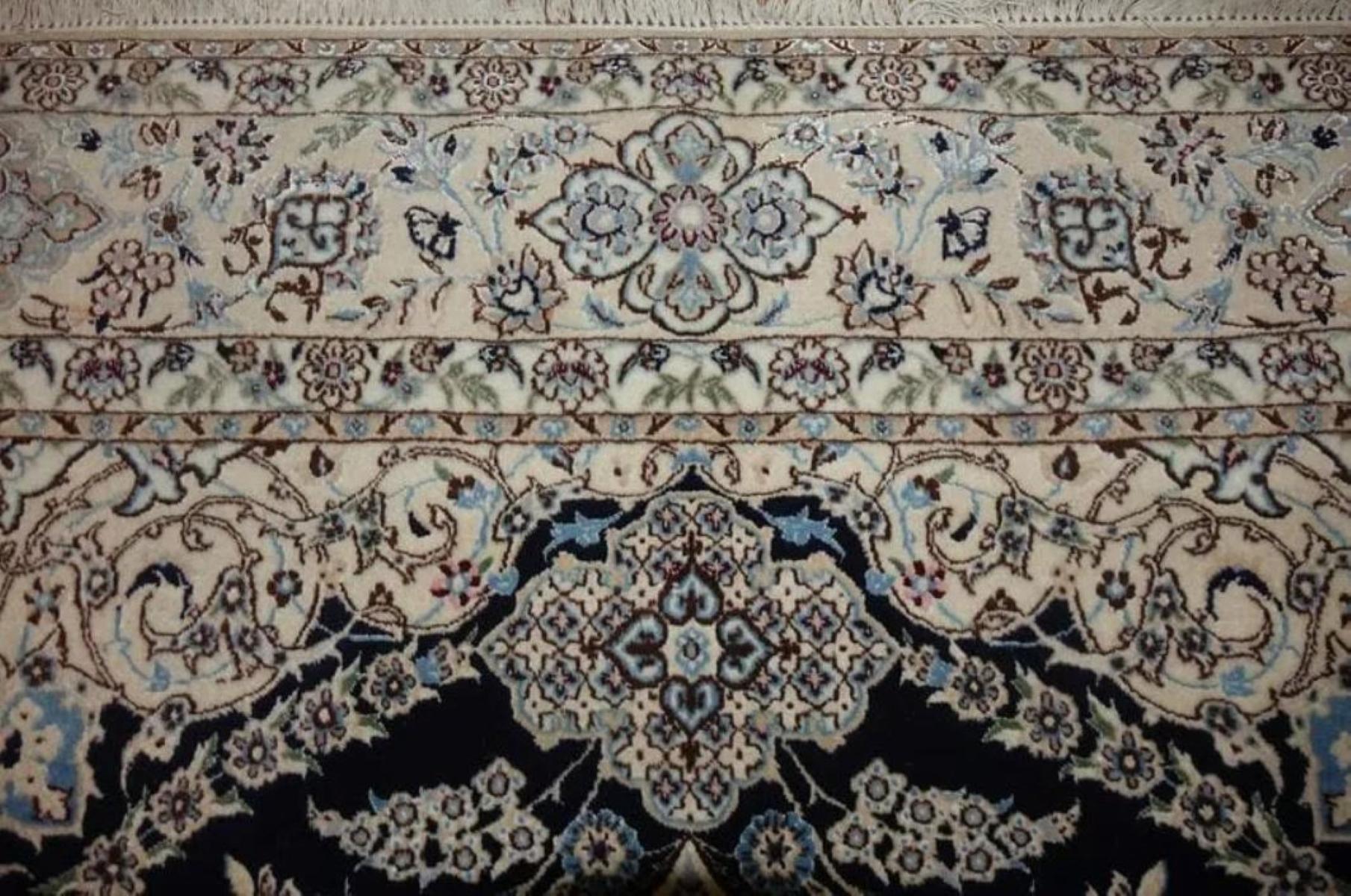 Hand-Woven Very fine Persian Naeen Rug - 5.2' x 8' For Sale