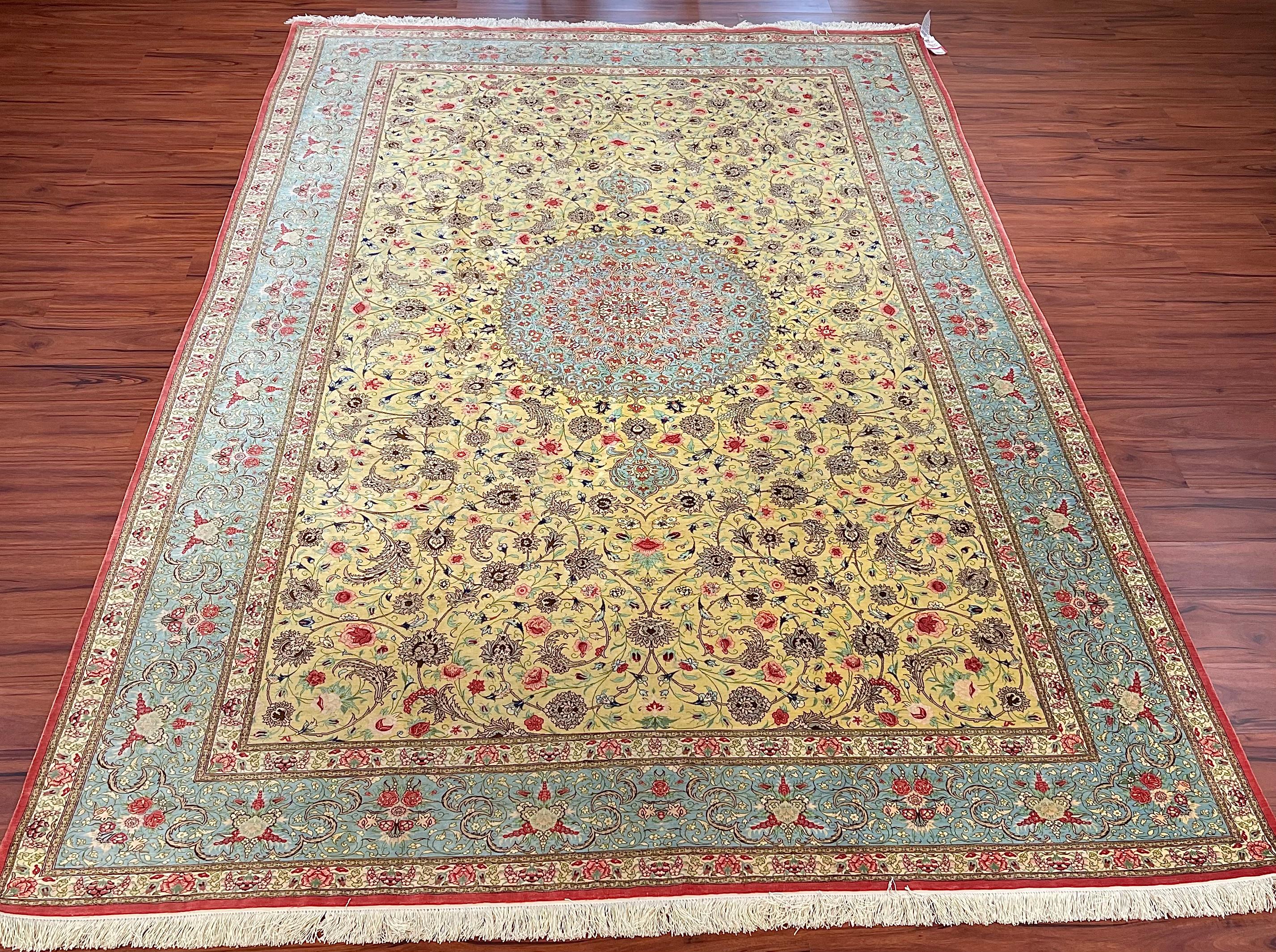 Un superbe tapis persan Qum 100% soie. Originaire d'Iran dans les années 1980. Ce tapis est en excellent état et mesure 6ft 6in/ 10ft de long.