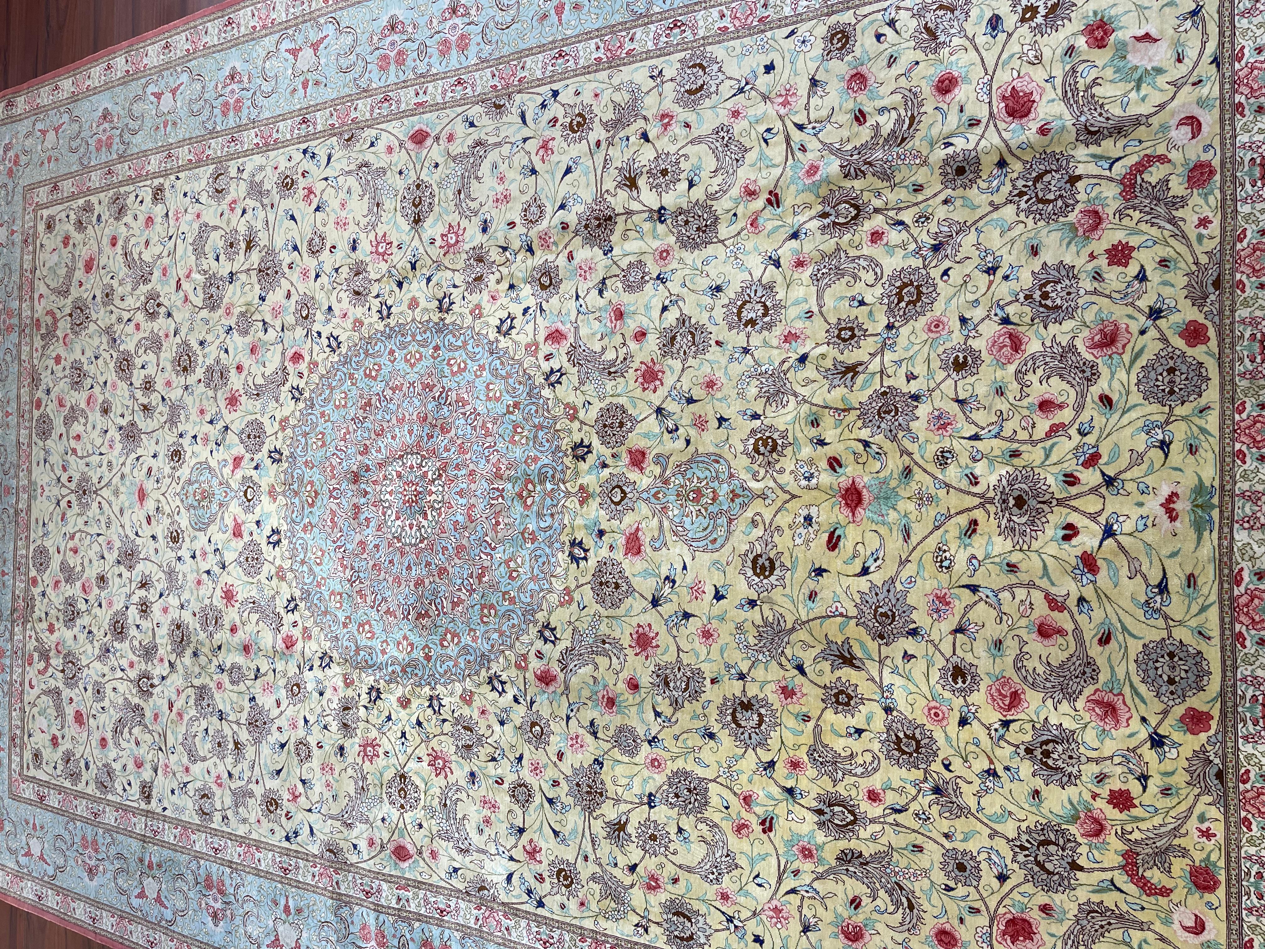 Noué à la main Trs beau tapis/carpette persan en soie de Qum en vente