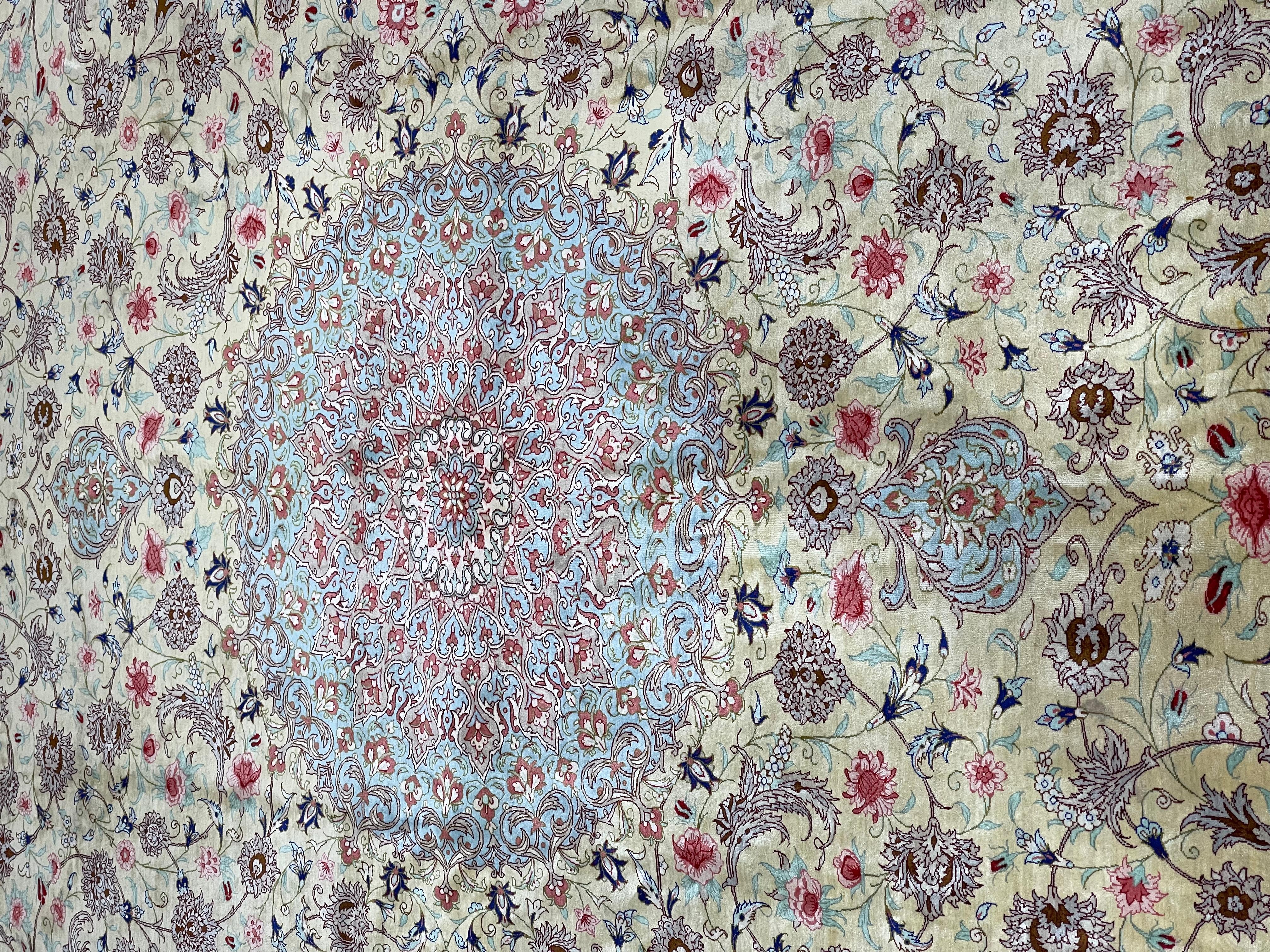 Trs beau tapis/carpette persan en soie de Qum en vente 1