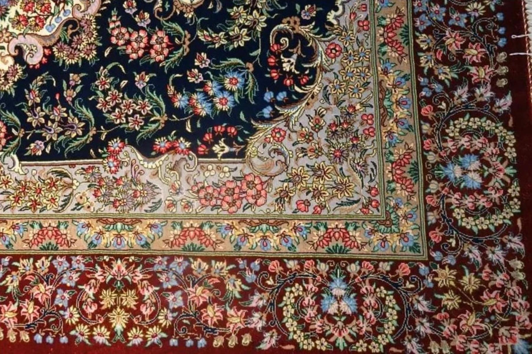 Très beau tapis persan Qum 700 noeuds par pouce, taille 4.9 x 3.1 Iran Qum Shafiee Silk and Silk foundation. Environ 1 500 000 nœuds sont faits à la main, un par un. Il faut un an pour réaliser cette œuvre d'art.