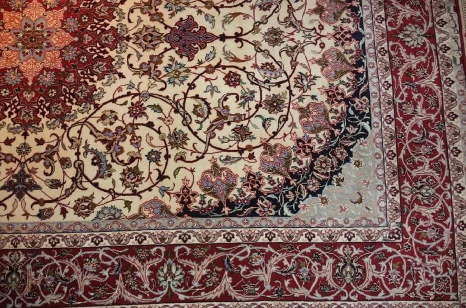Très beau tapis persan Qum 600 noeuds par pouce, taille 7.8 x 5.2 Iran Isfahan Kamiar Soie et fondation soie. Environ 3 400 000 nœuds noués à la main, un par un. Il faut 3 ans pour réaliser cette œuvre d'art.