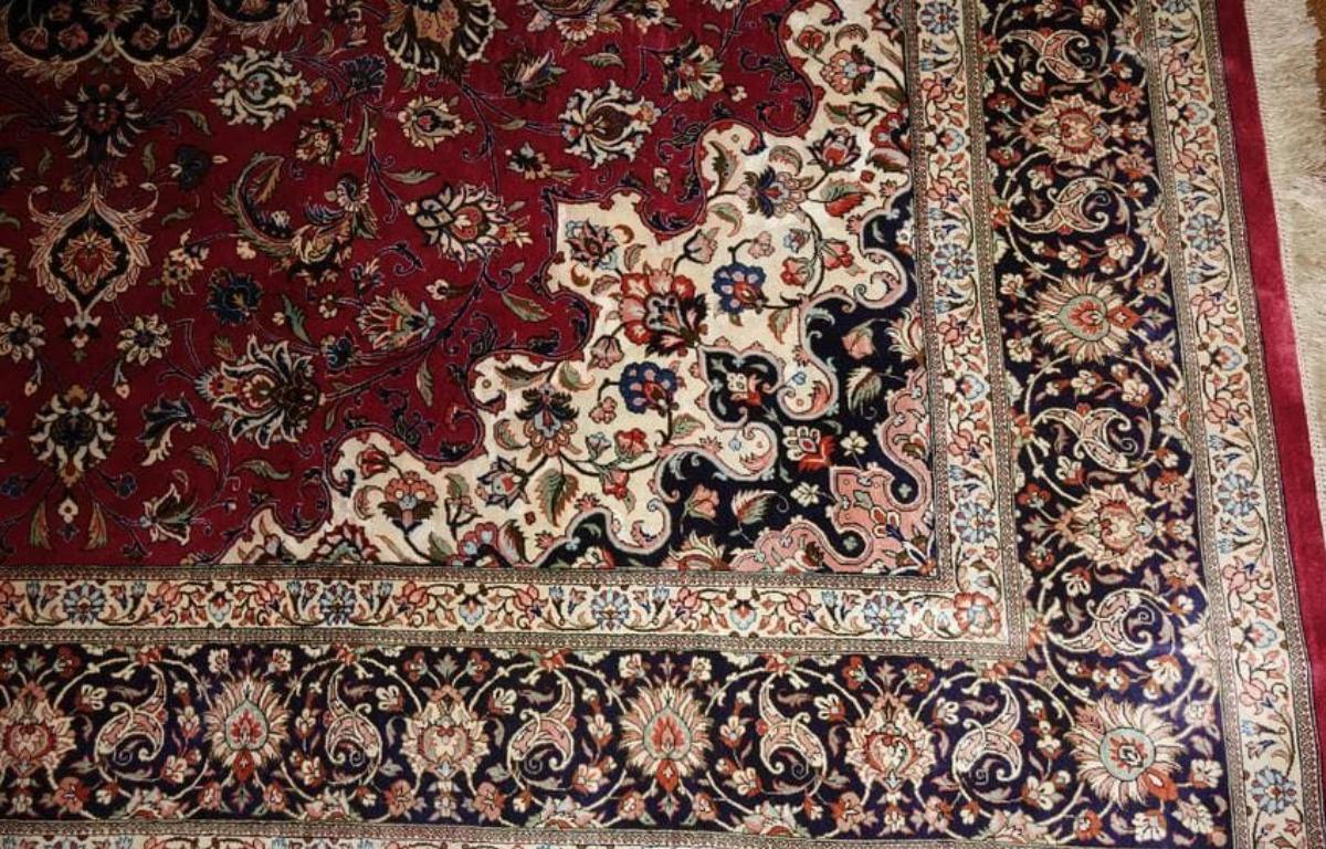 Très beau tapis persan Qum 700 noeuds par pouce, taille 6.6 x 6.6 Iran Qum Ziaee Silk and Silk foundation. Environ 4 000 000 de nœuds noués à la main, un par un. Il faut 3 ans pour réaliser cette œuvre d'art.