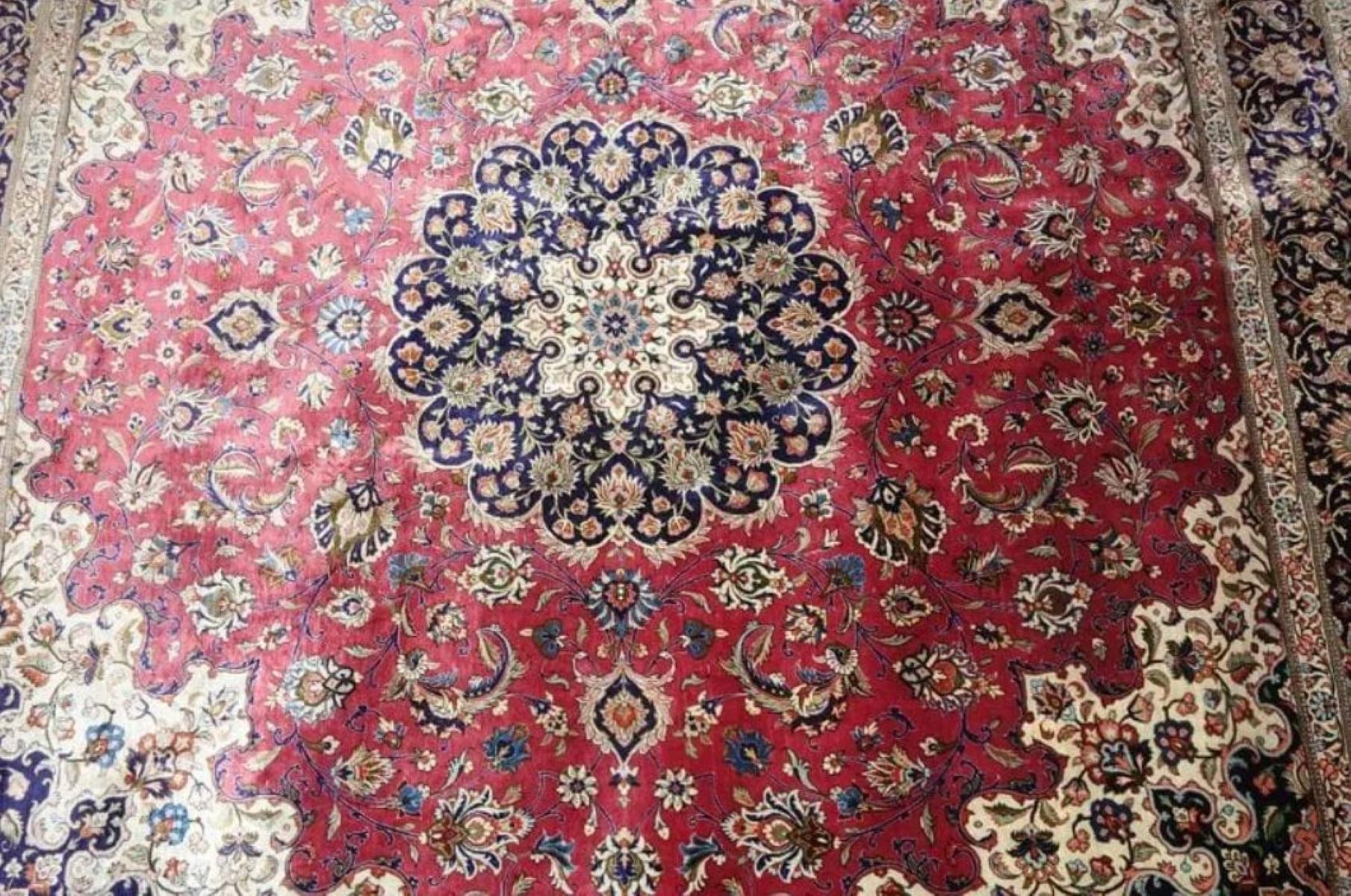 Hand-Woven Very fine Persian Silk Ghom Rug - 6.6' x 6.6' For Sale