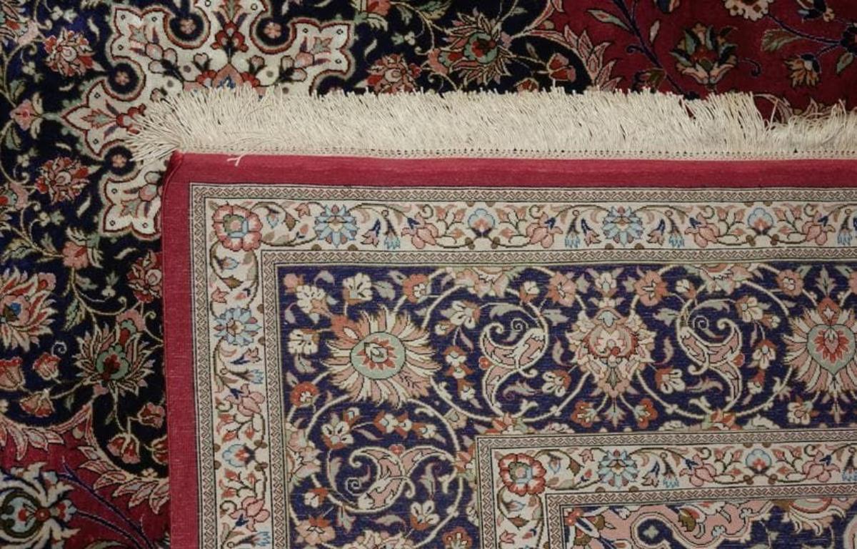 Très beau tapis persan en soie Ghom - 6.6' 6.6' Excellent état - En vente à Newmanstown, PA