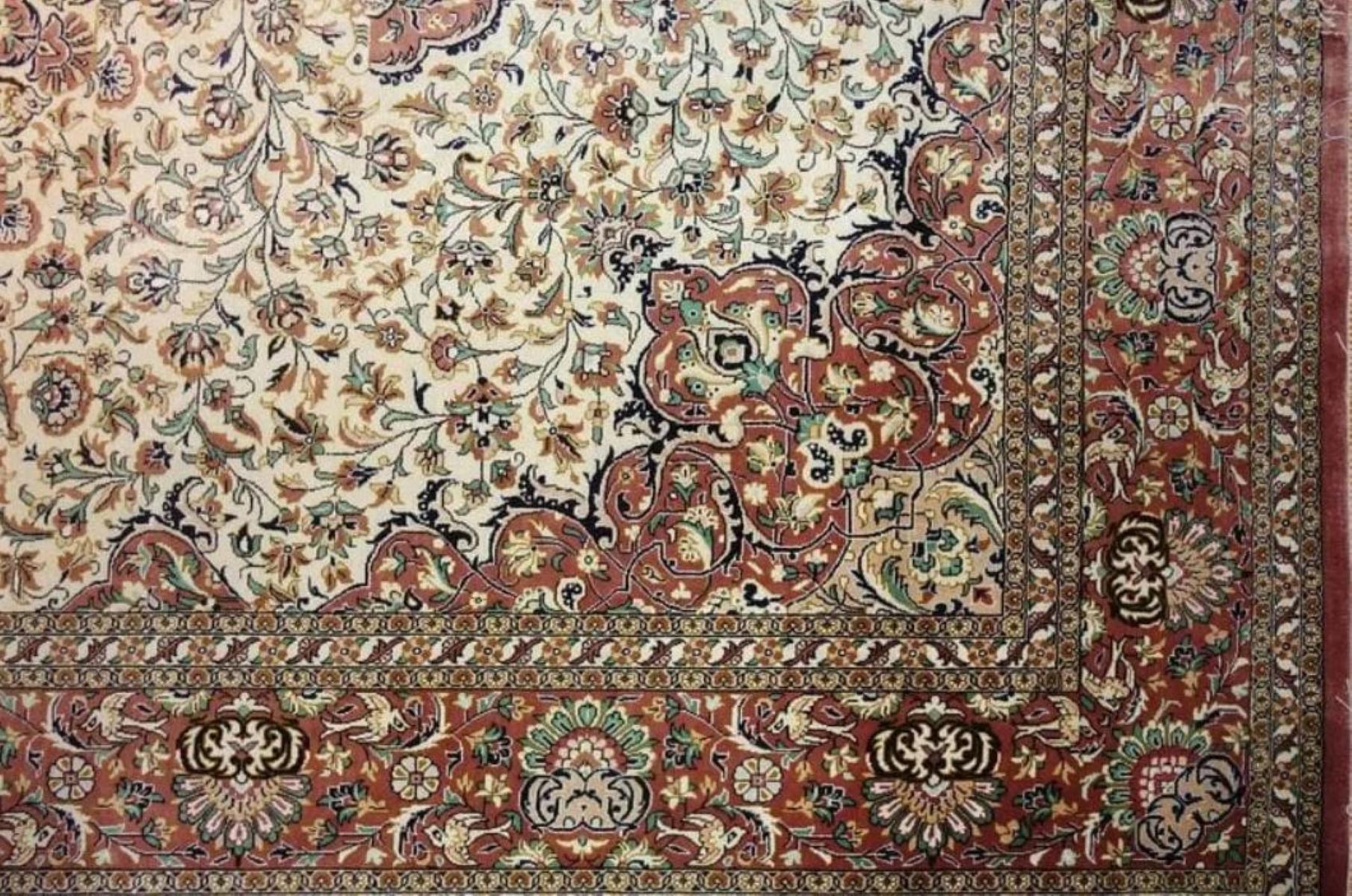 Très beau tapis persan Qum 700 noeuds par pouce, Taille 7.10 x 5.2 Iran Qum Mahlosi Soie et Fondation de soie. Environ 4 000 000 de nœuds noués à la main, un par un. Il faut 3 ans pour réaliser cette œuvre d'art.