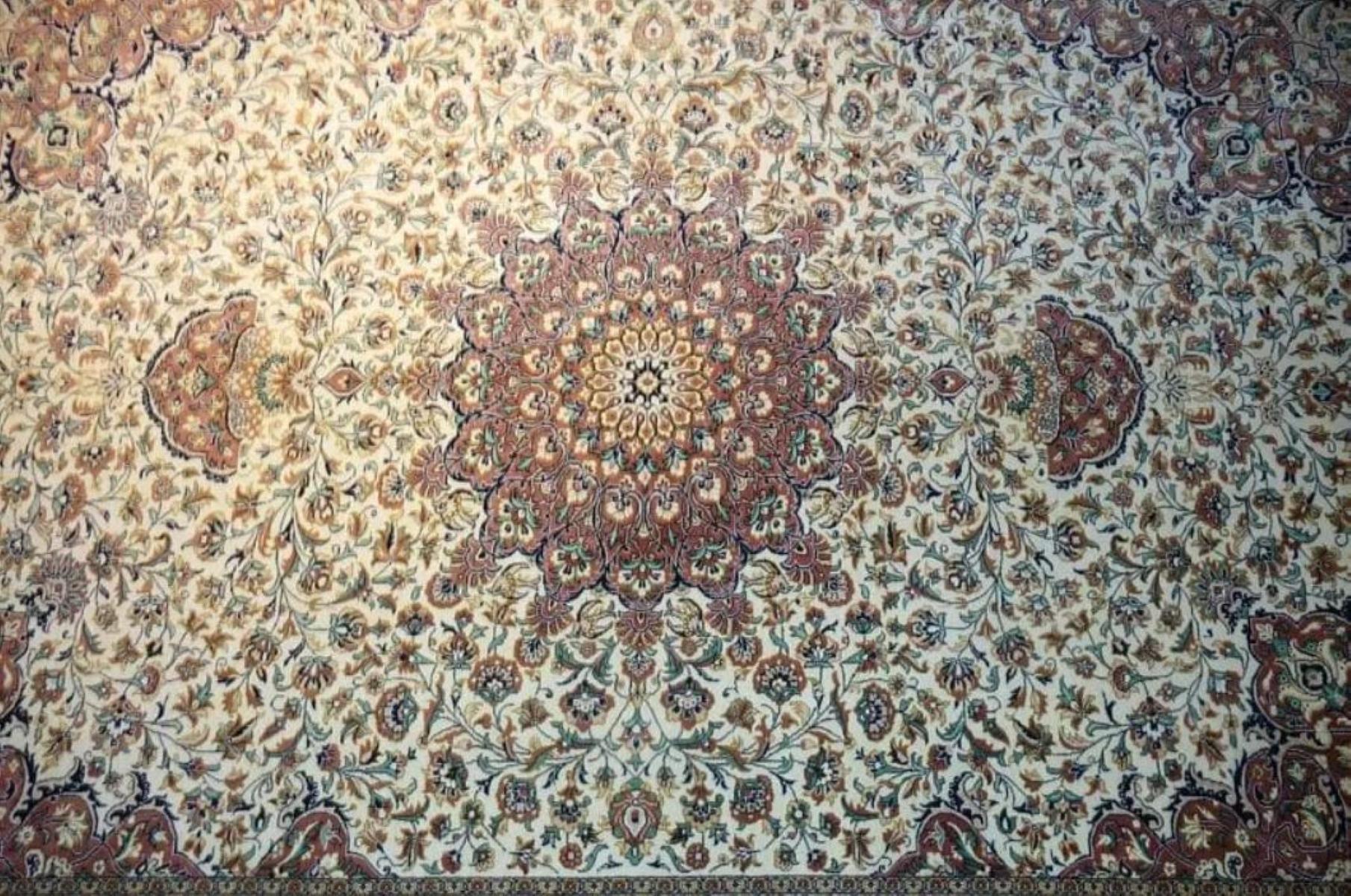 Perse Très beau tapis persan en soie Ghom - 7.1' x 5.2'. en vente
