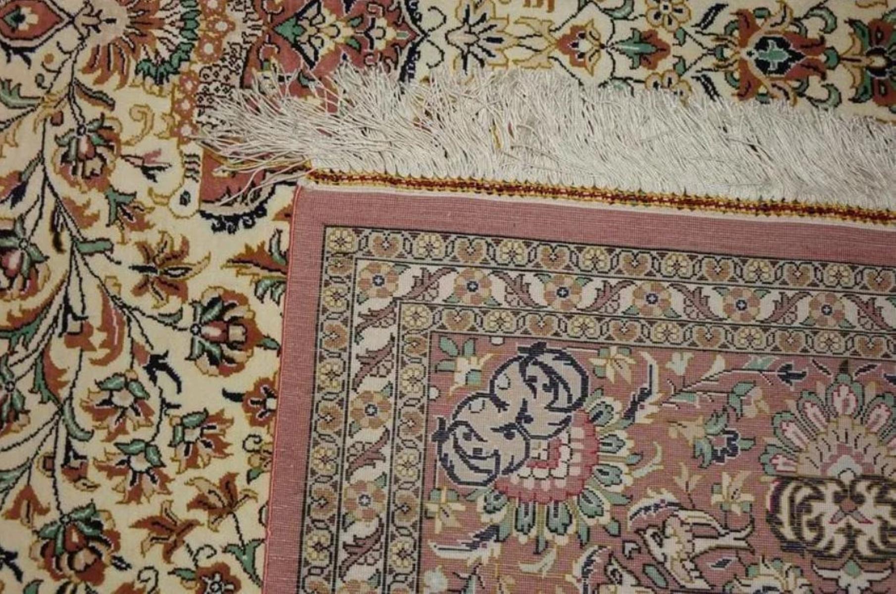 Très beau tapis persan en soie Ghom - 7.1' x 5.2'. Excellent état - En vente à Newmanstown, PA