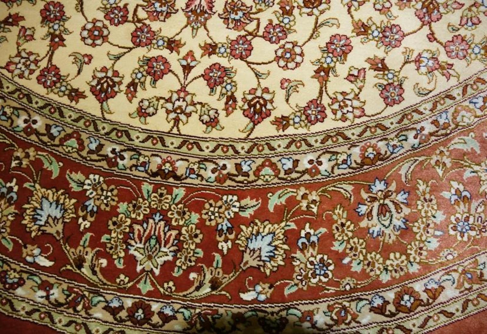 Very fine Persian Silk Qum - 5' 5' In Good Condition For Sale In Newmanstown, PA