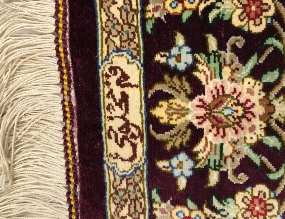 Très beau tapis persan Qum 700 noeuds par pouce, Iran Qum Silk et Silk foundation. Environ 1 600 000 nœuds sont noués à la main, un par un. Il faut environ 14 mois pour réaliser cette œuvre d'art. Signé en bas.