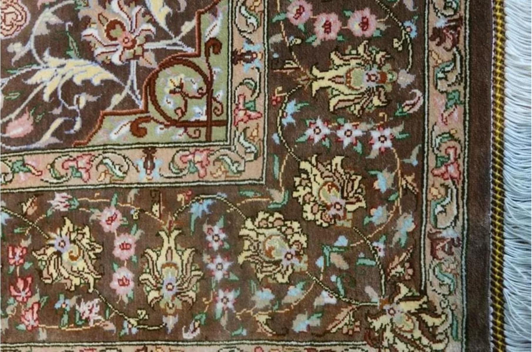 Très beau tapis persan Qum 700 noeuds par pouce, taille 5 x 3.5 Iran Qum Ahmadi Silk and Silk foundation. Environ 1 700 000 nœuds sont noués à la main, un par un. Il faut un an pour réaliser cette œuvre d'art.