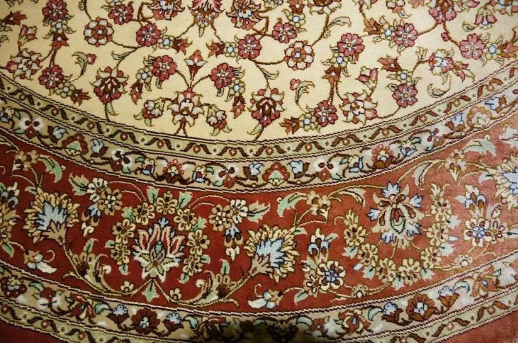 Très beau tapis persan Qum 700 nœuds par pouce, taille 5 x 5  Fond de teint soie et soie. Environ 2 500 000 nœuds noués à la main, un par un. Il faut 2 ans pour réaliser cette œuvre d'art.