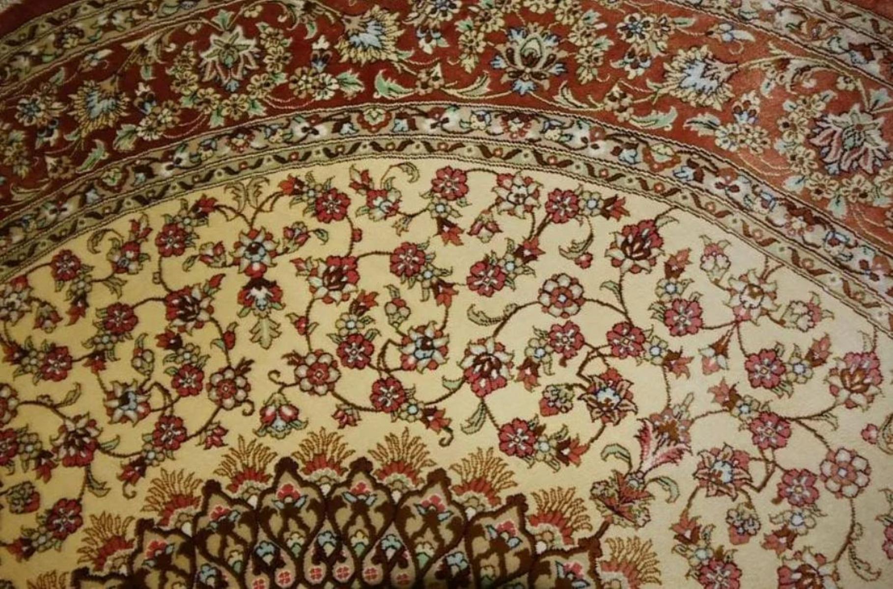 Tissé à la main Très beau tapis persan en soie Qum - 5' x 5' en vente