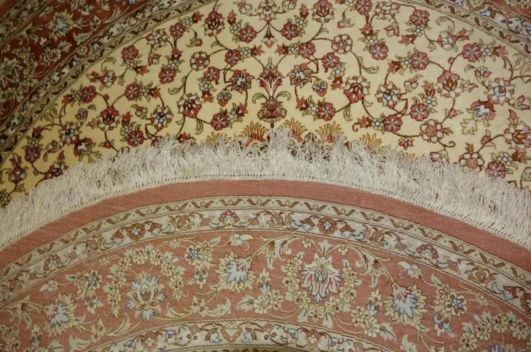 Très beau tapis persan en soie Qum - 5' x 5' Excellent état - En vente à Newmanstown, PA