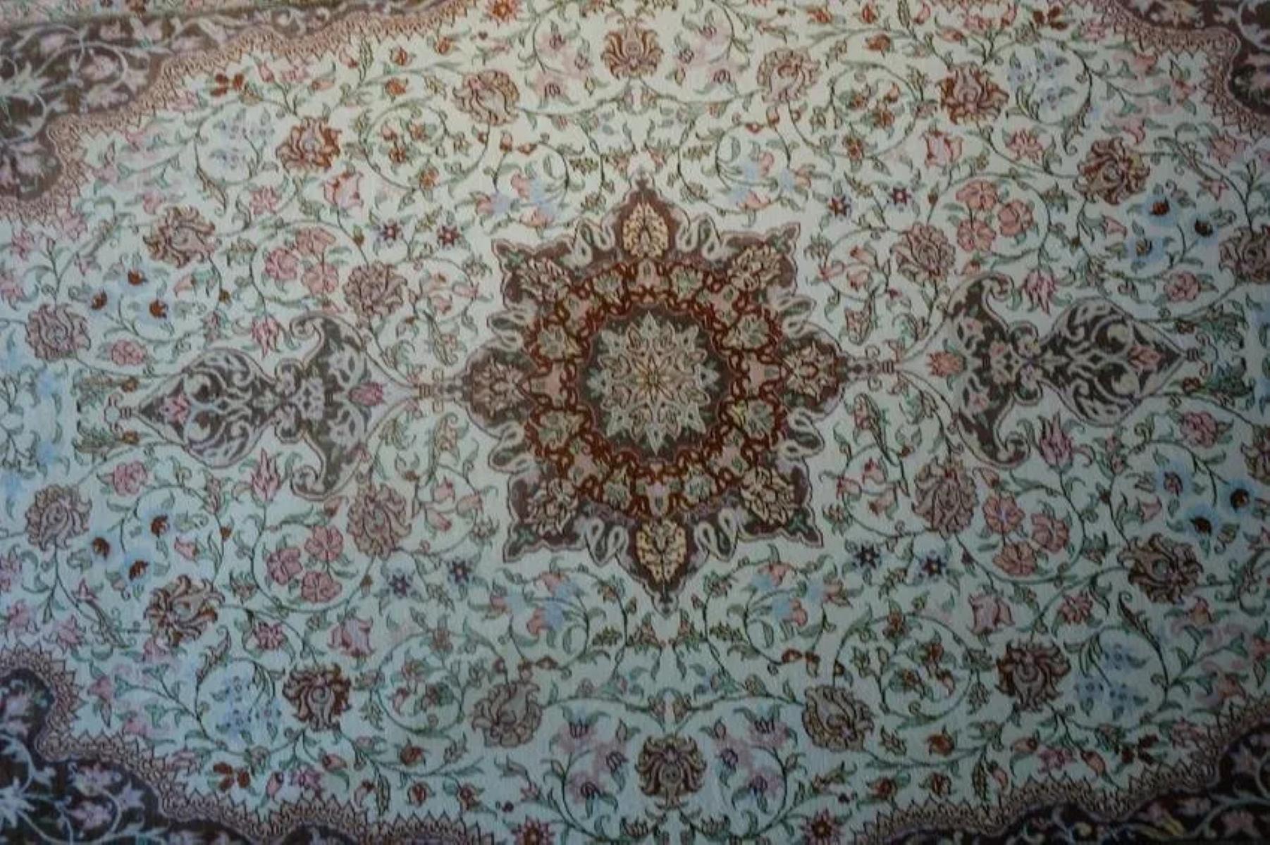 Very fine Persian Silk Qum Rug- 5' x 3.5' In Excellent Condition For Sale In Newmanstown, PA