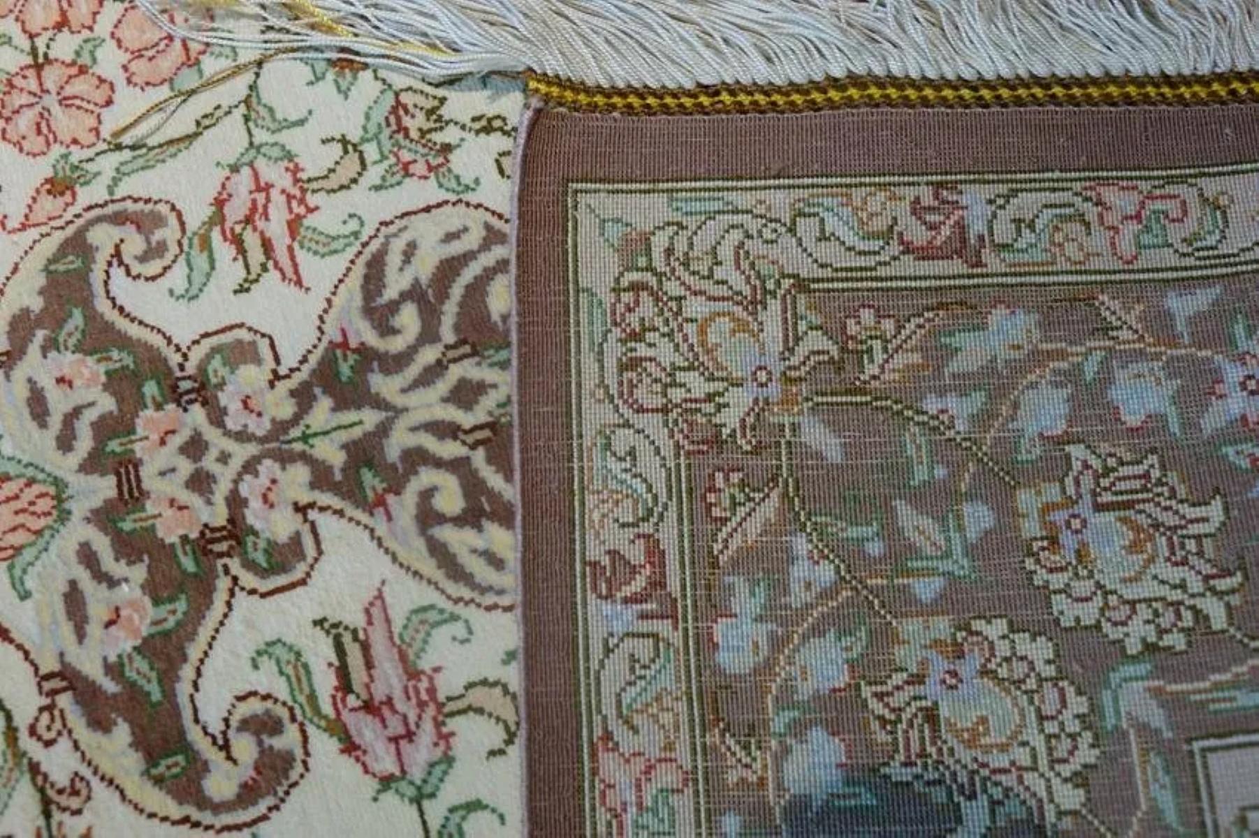 Feiner persischer Qum-Teppich aus Seide aus Qum- 5' x 3,5' (18. Jahrhundert und früher) im Angebot