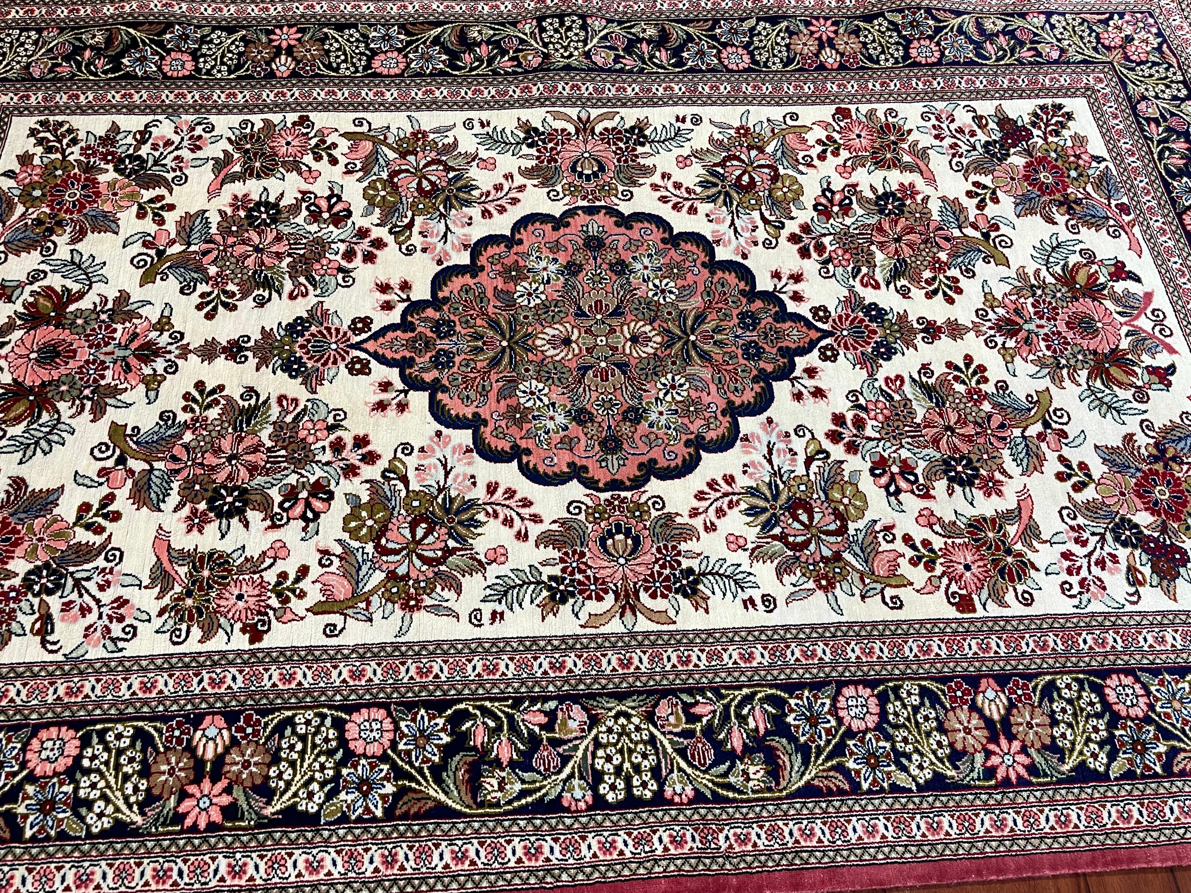 Très beau tapis/carpette en soie perse de Qum en vente 2
