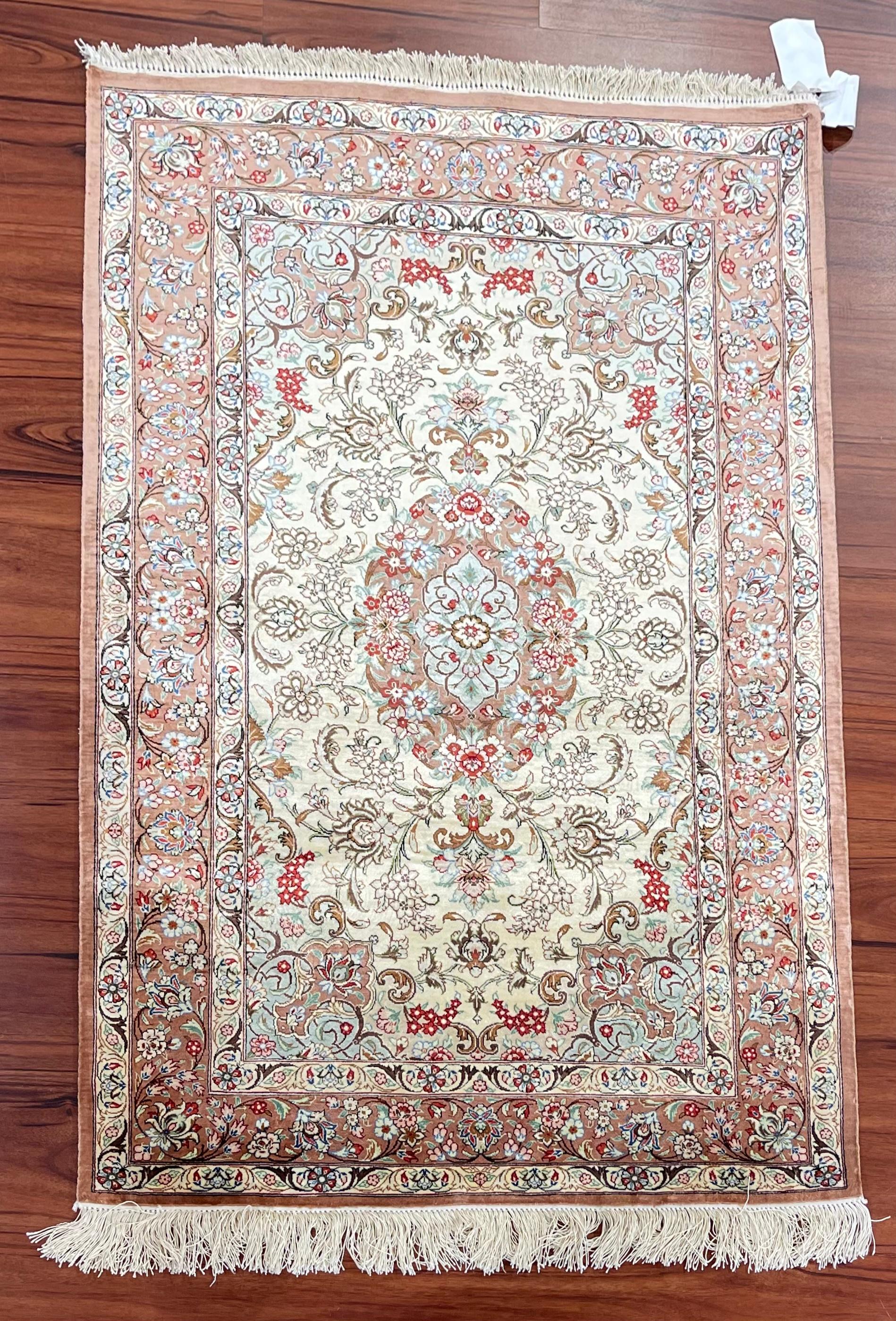Très beau tapis/carpette en soie perse de Qum en vente 2
